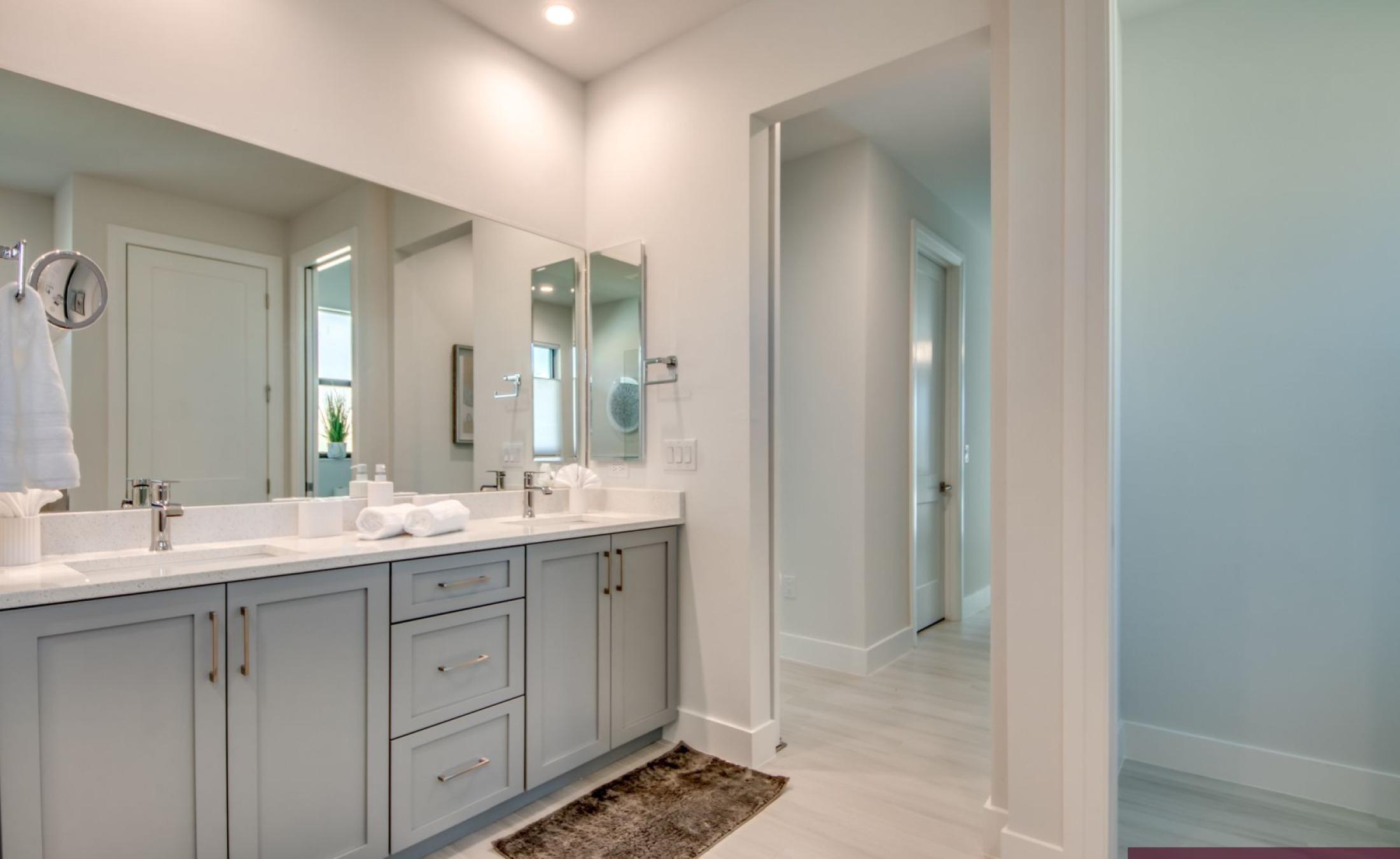 Beheizbarer Pool und Spa im Außenbereich am Kanal mit Bootsdock und Bootslift.