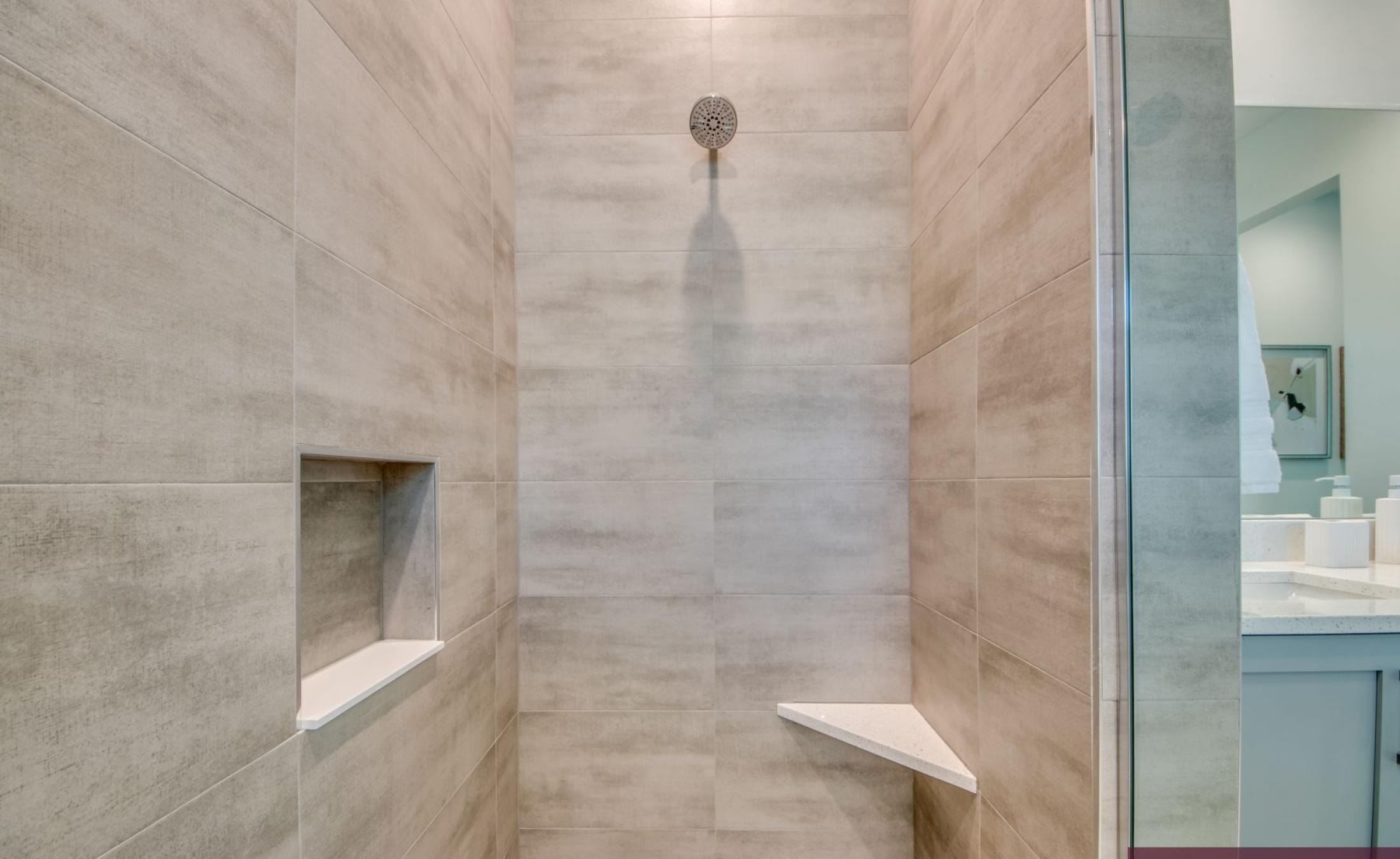 Beheizbarer Pool und Spa auf der Terrasse mit Blick auf den Kanal.