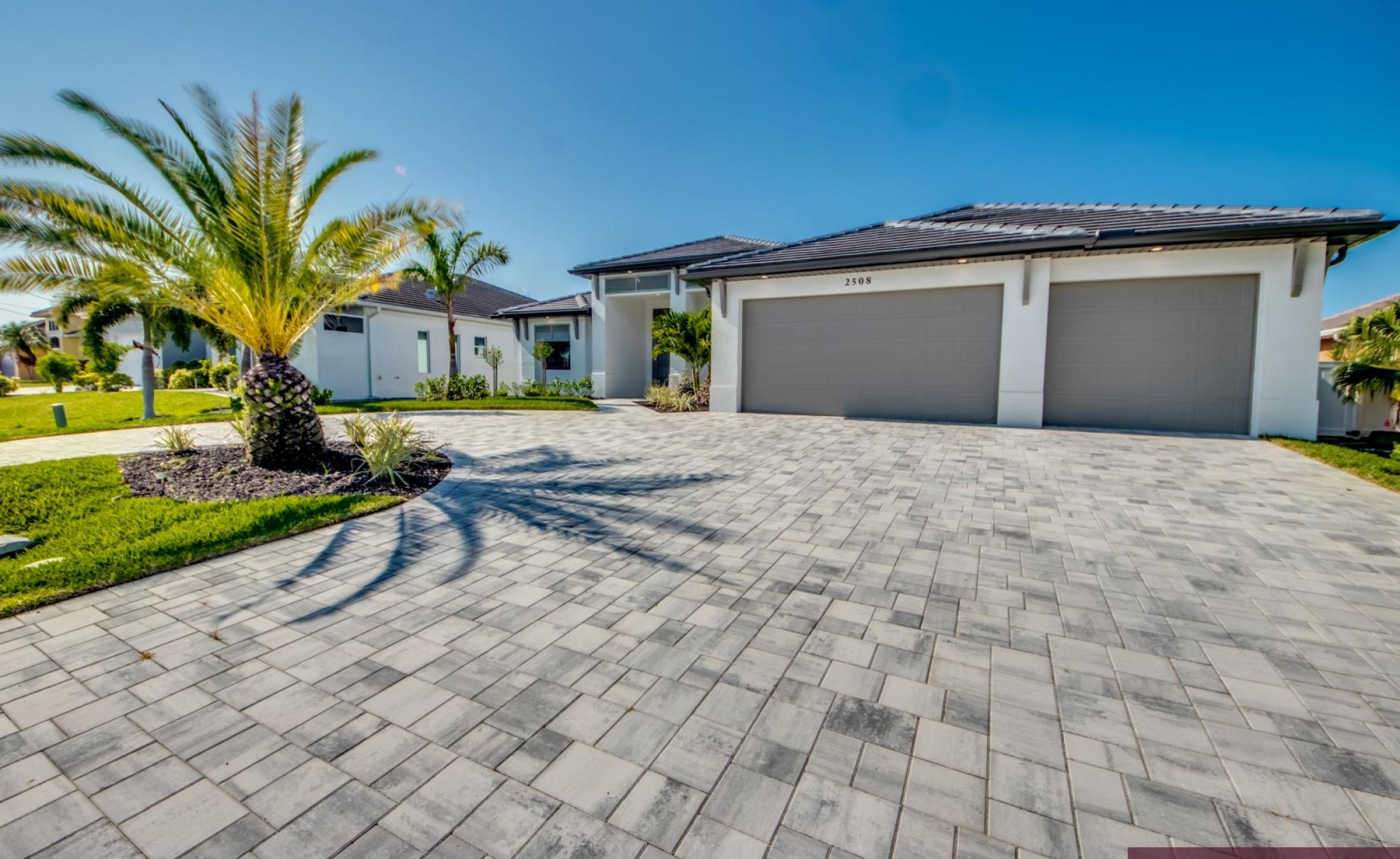 Beheizbarer Pool und Spa am Kanal mit Bootsdock und Bootslift.