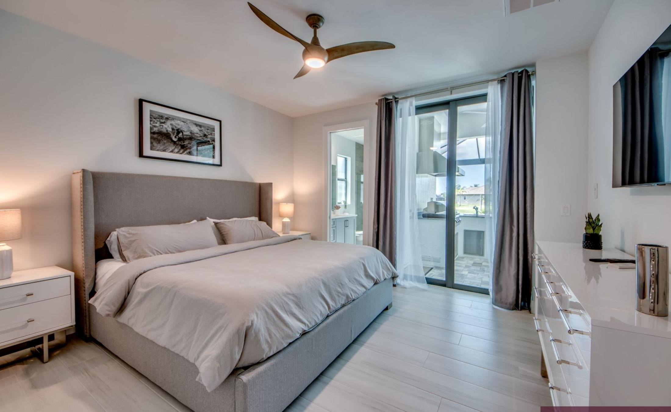 Südseitiger Pool- und Spa-Bereich am Kanal mit Bootsdock und Bootslift.