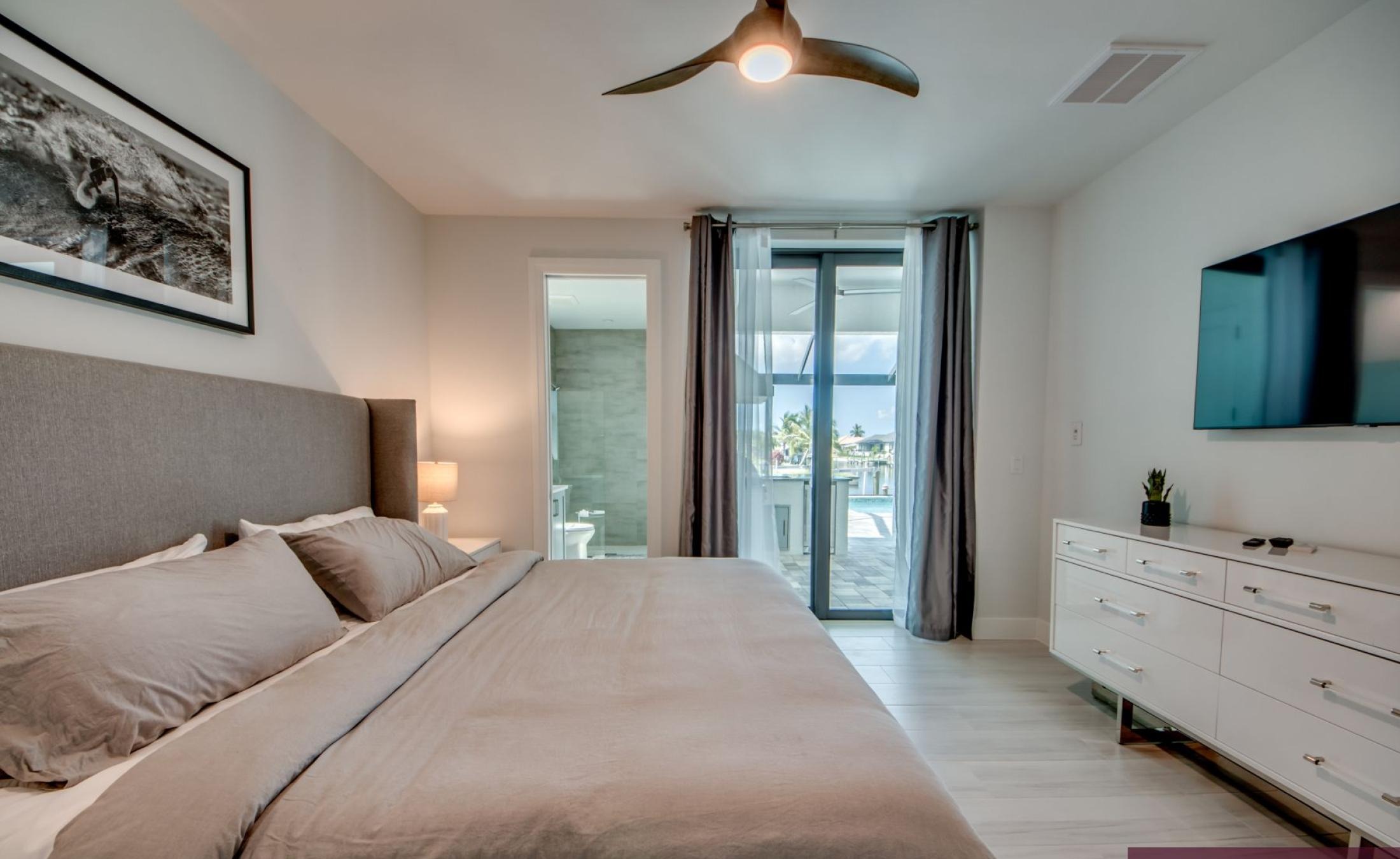 Beheizbarer Pool und Spa auf der Terrasse mit Blick auf den Kanal.