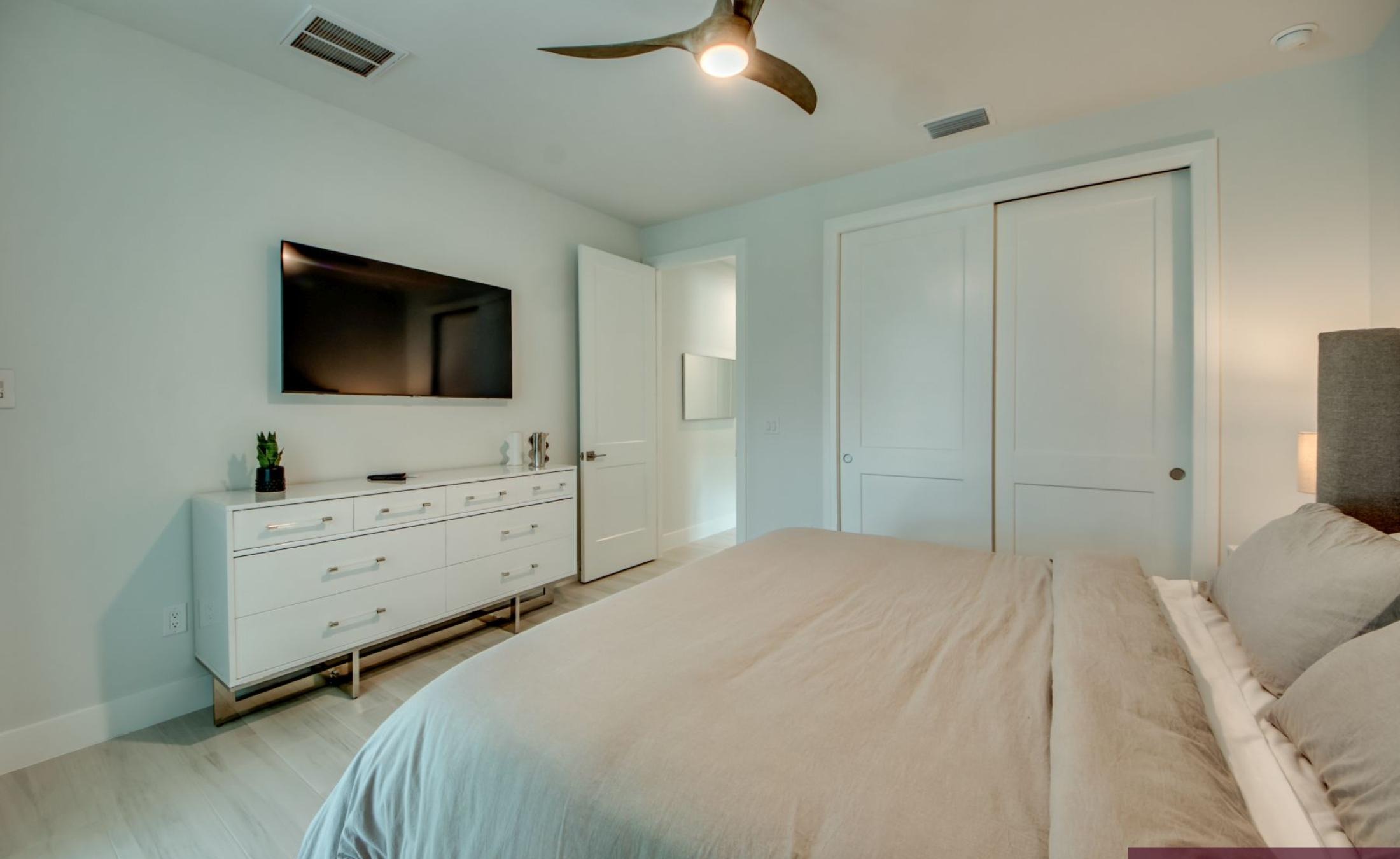 Beheizter Pool und Spa im Außenbereich am Kanal mit Bootsdock und Bootslift.