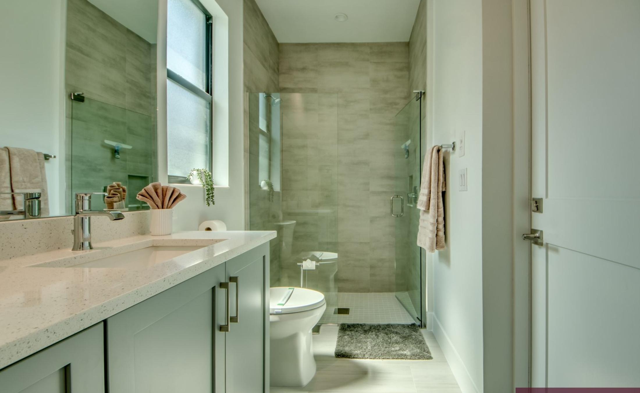 Südseitiger Pool- und Spa-Bereich am Kanal mit Bootsdock und Bootslift.