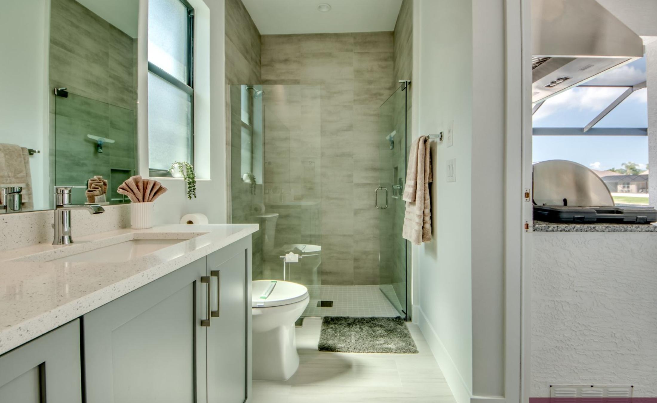 Beheizbarer Pool und Spa im Außenbereich mit Blick auf den Kanal.