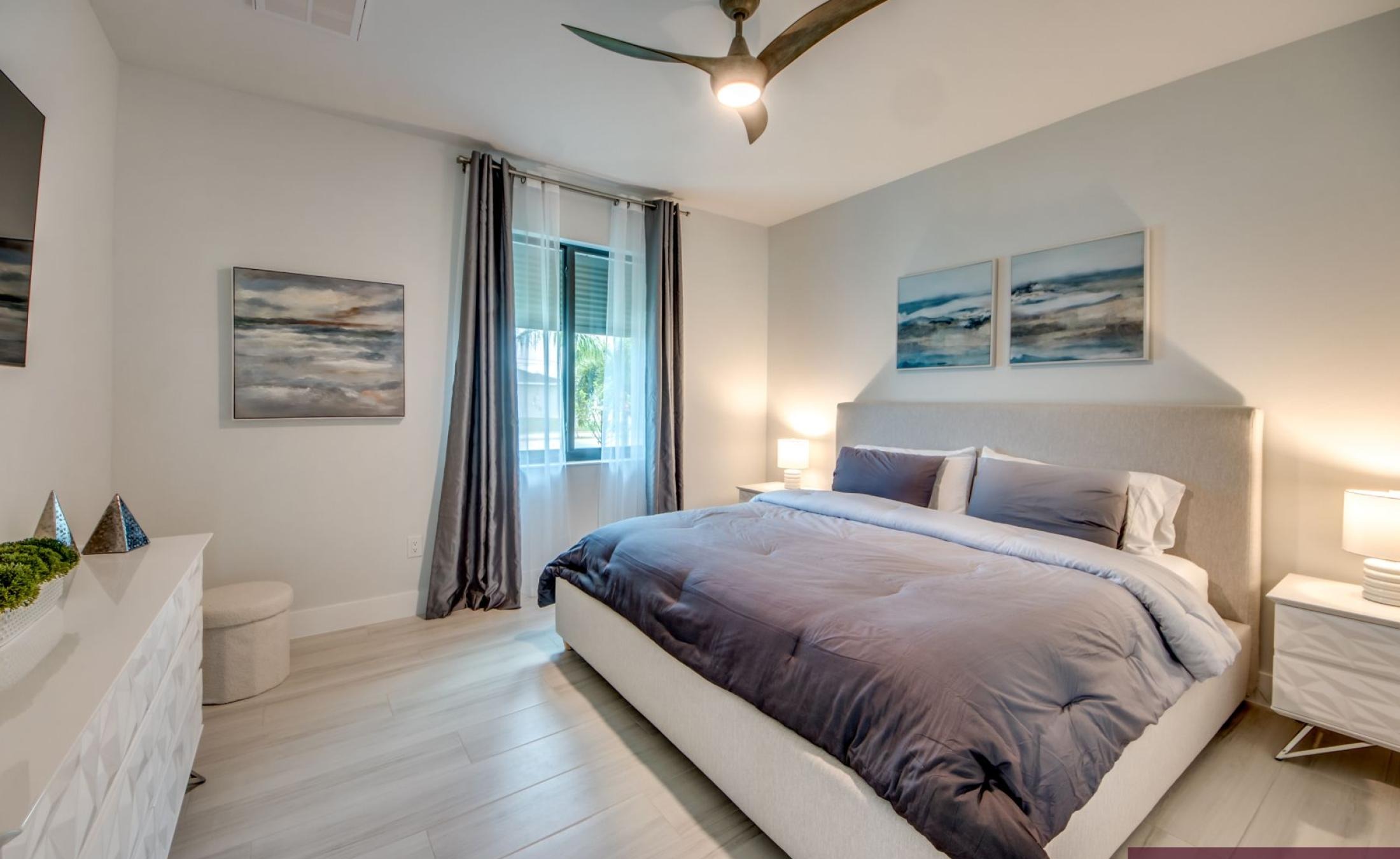 Beheizbarer Pool und Spa auf der Terrasse mit Blick auf den Kanal.