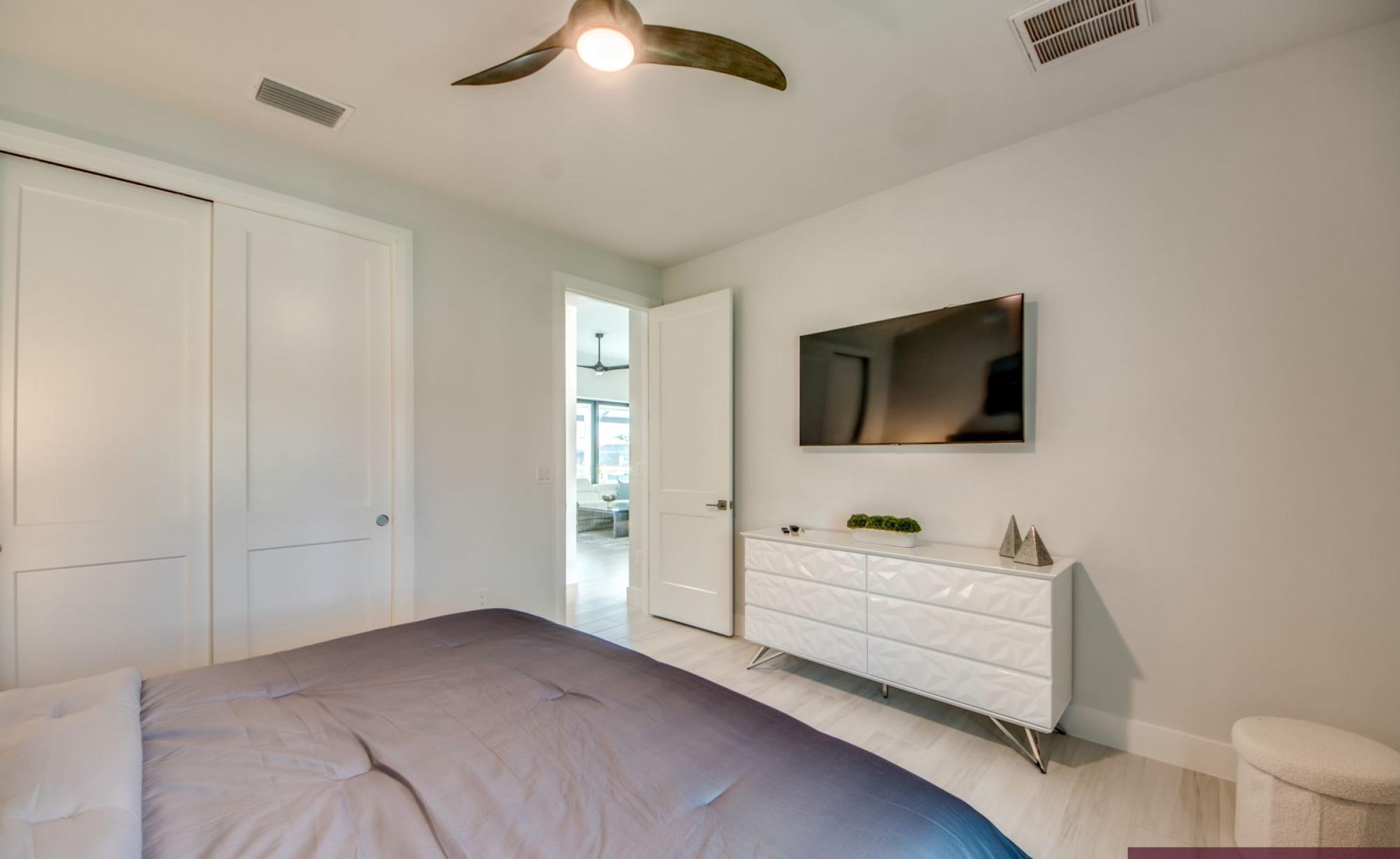 Beheizbarer Pool und Spa auf der Terrasse am Kanal mit Bootsdock und Bootslift.