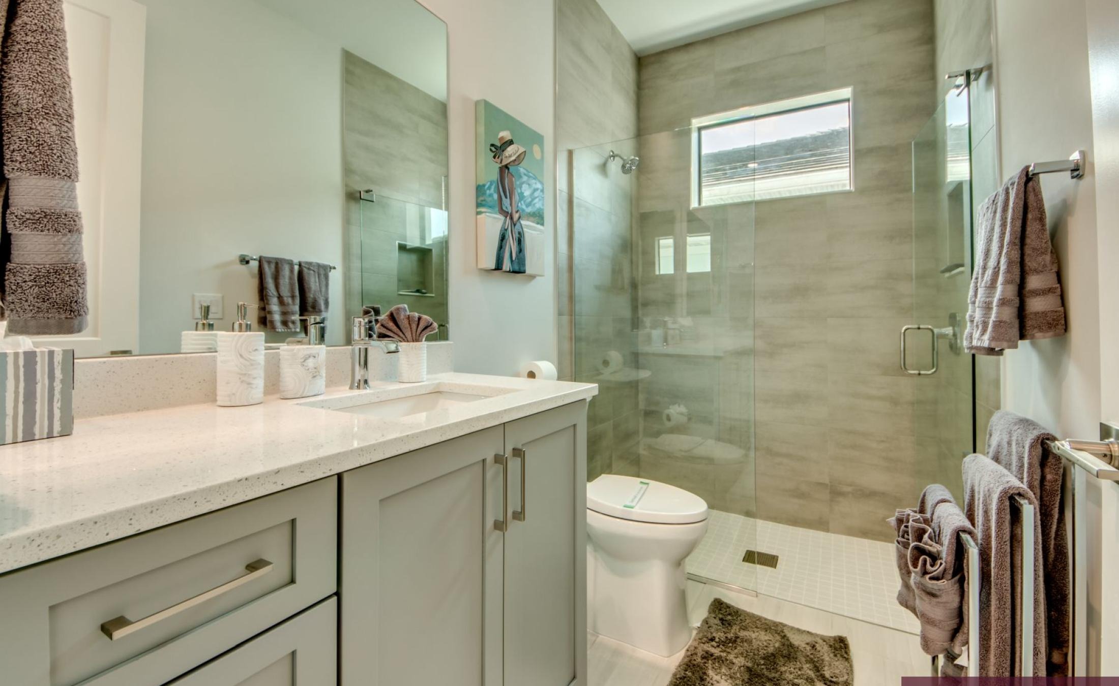 Südseitiger Poolbereich am Kanal mit Bootsdock, Bootslift und Spa.