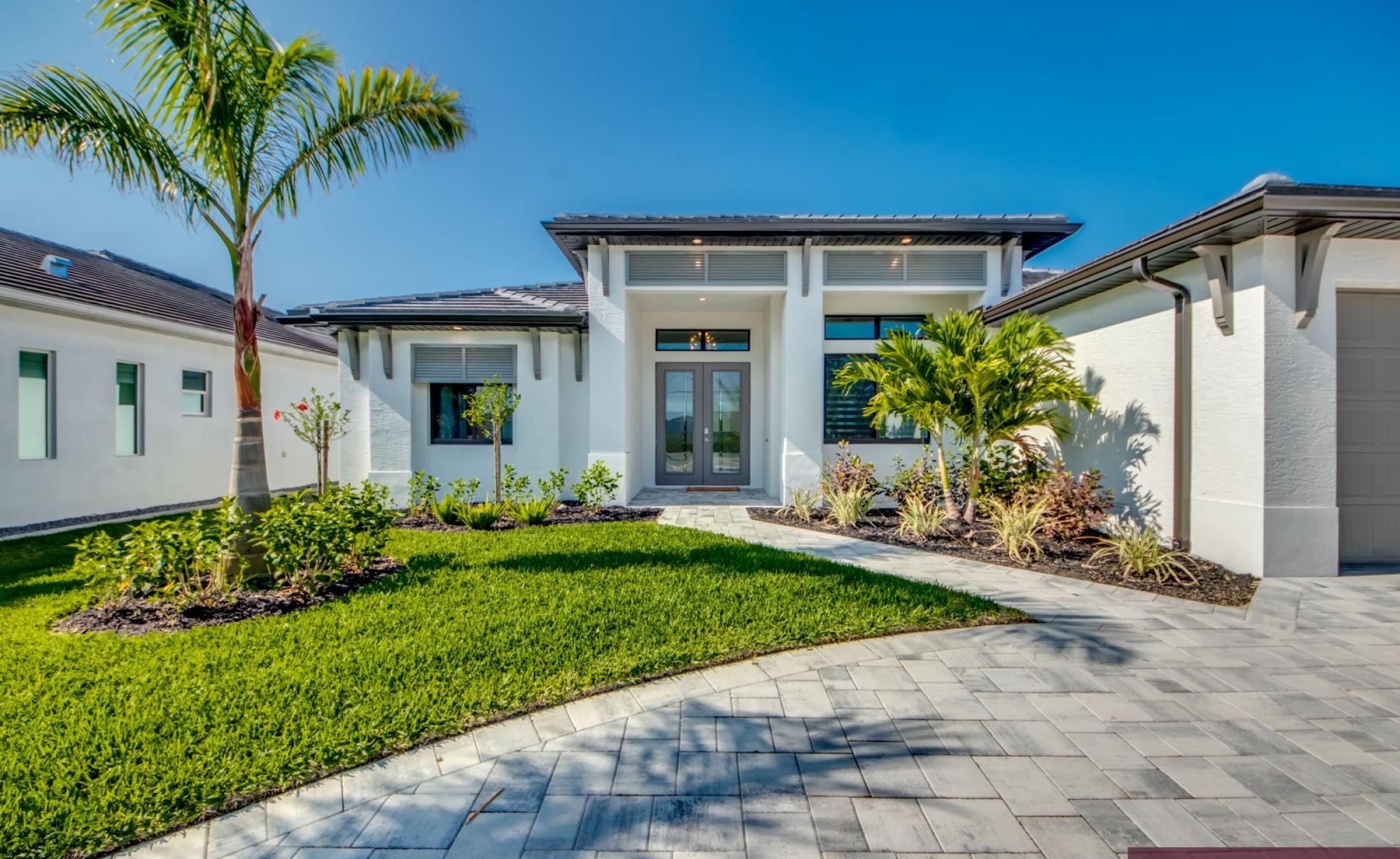 Beheizbarer Pool und Spa am Kanal mit Bootsdock und Bootslift.