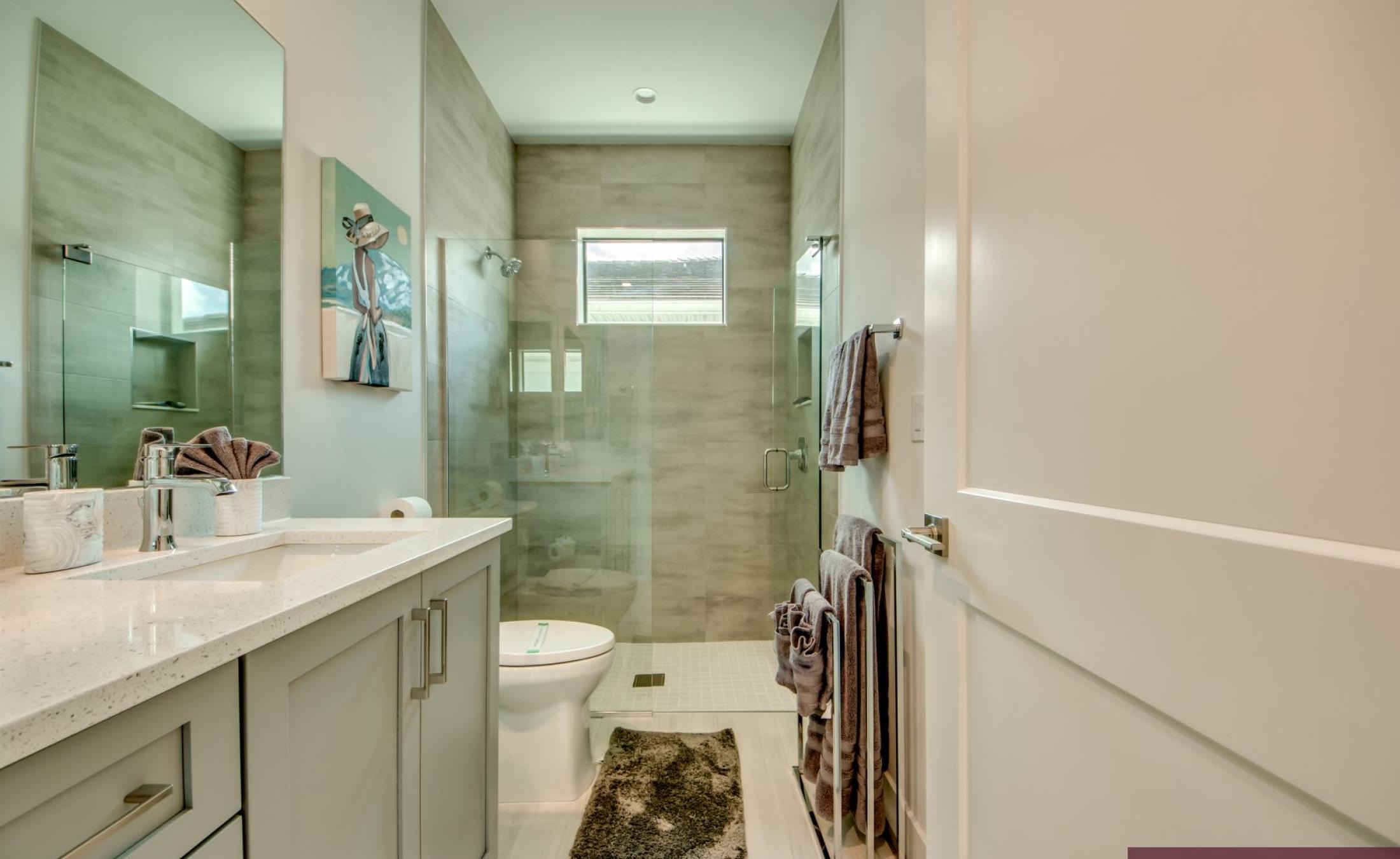 Sonnenverwöhnter Pool- und Spa-Bereich am Kanal mit Bootsdock und Bootslift.