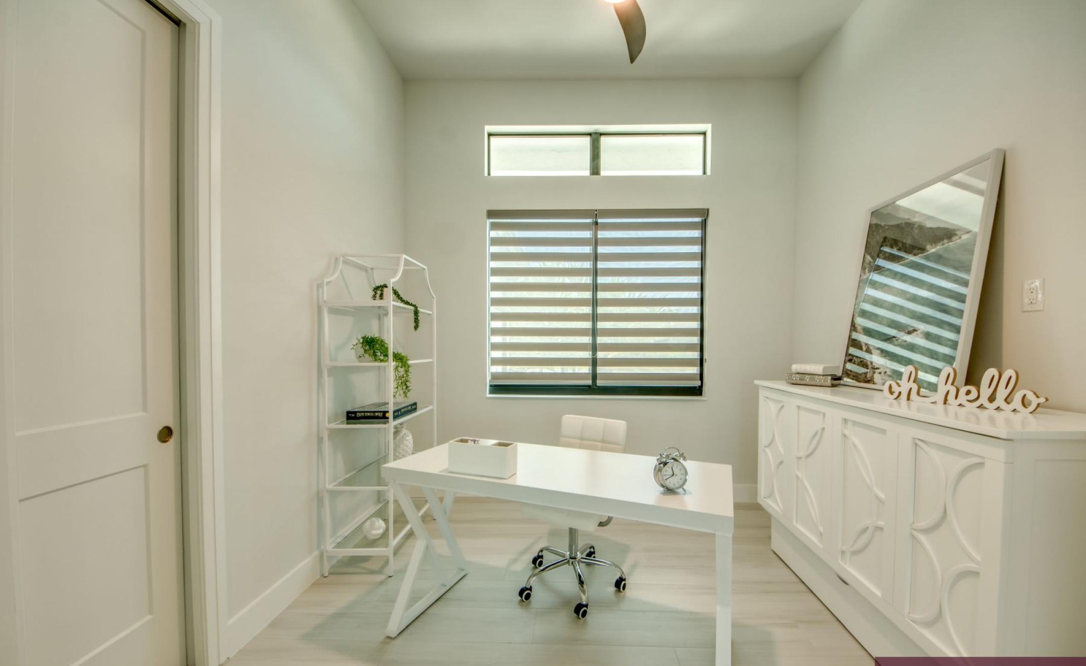 Beheizbarer Pool und Spa auf der Terrasse am Kanal mit Bootsdock und Bootslift.