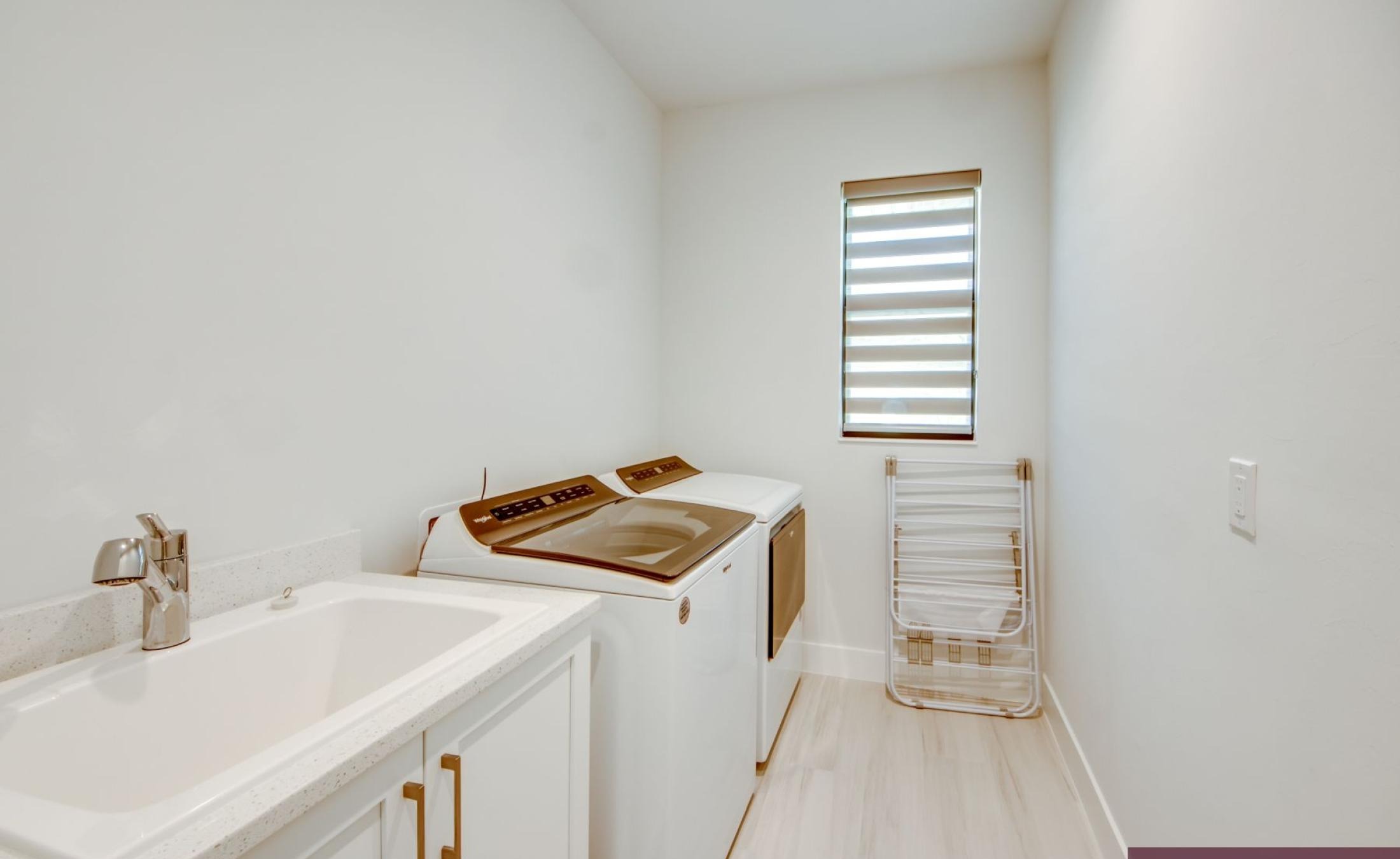 Südseitiger Pool- und Spa-Bereich am Kanal mit Bootsdock und Bootslift.