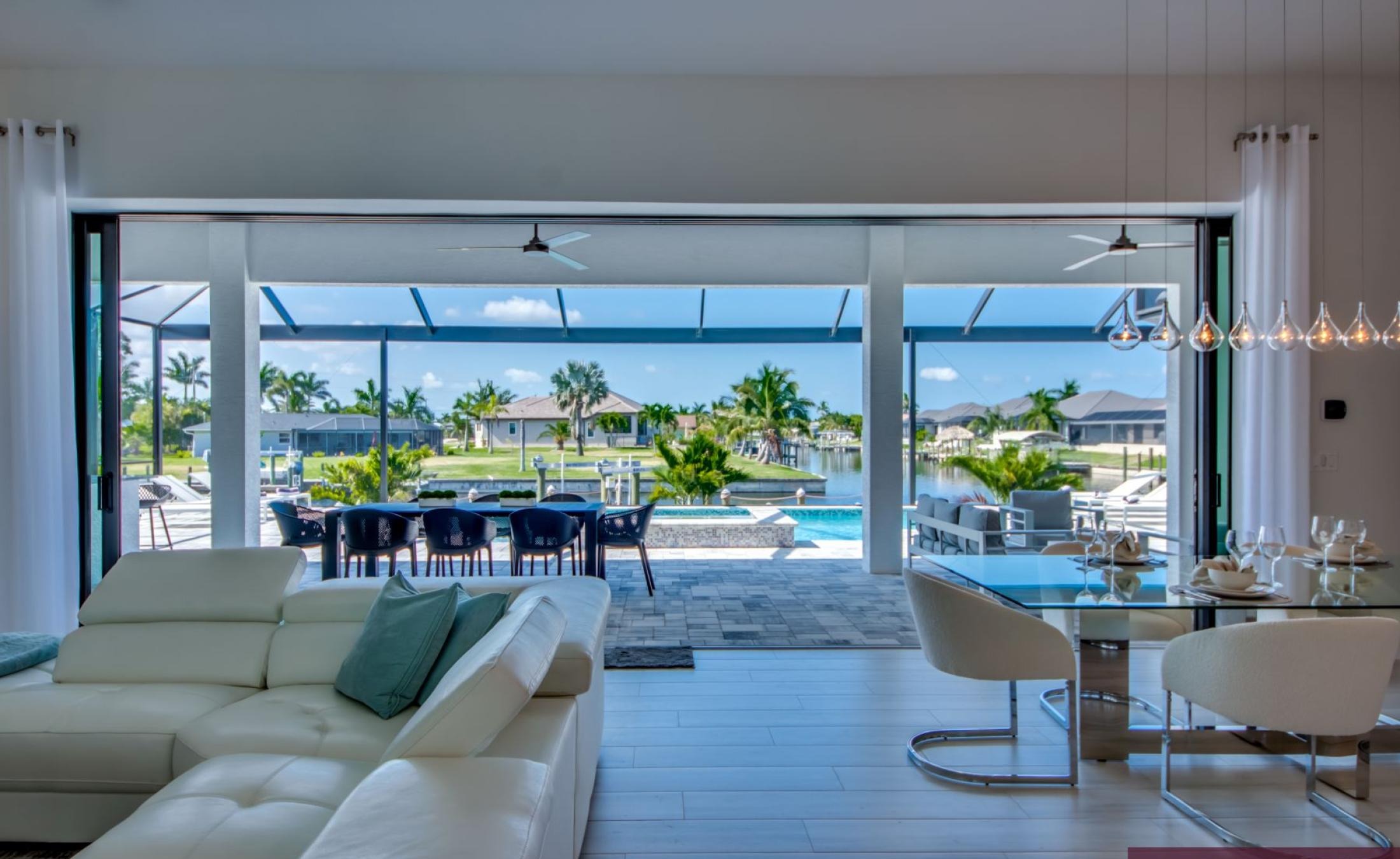 Beheizbarer Pool und Spa im Außenbereich am Kanal mit Bootsdock und Bootslift.