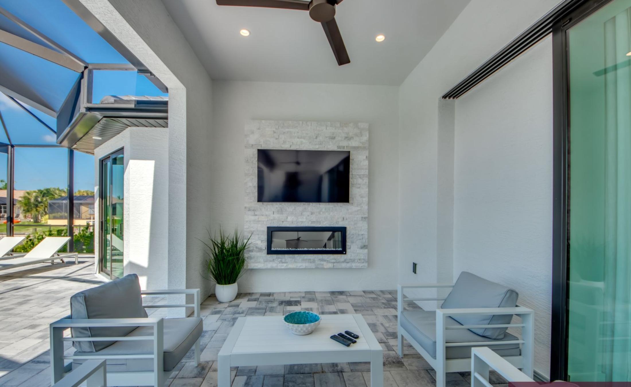 Sonniger Pool- und Spa-Bereich am Kanal mit Bootsdock und Bootslift.