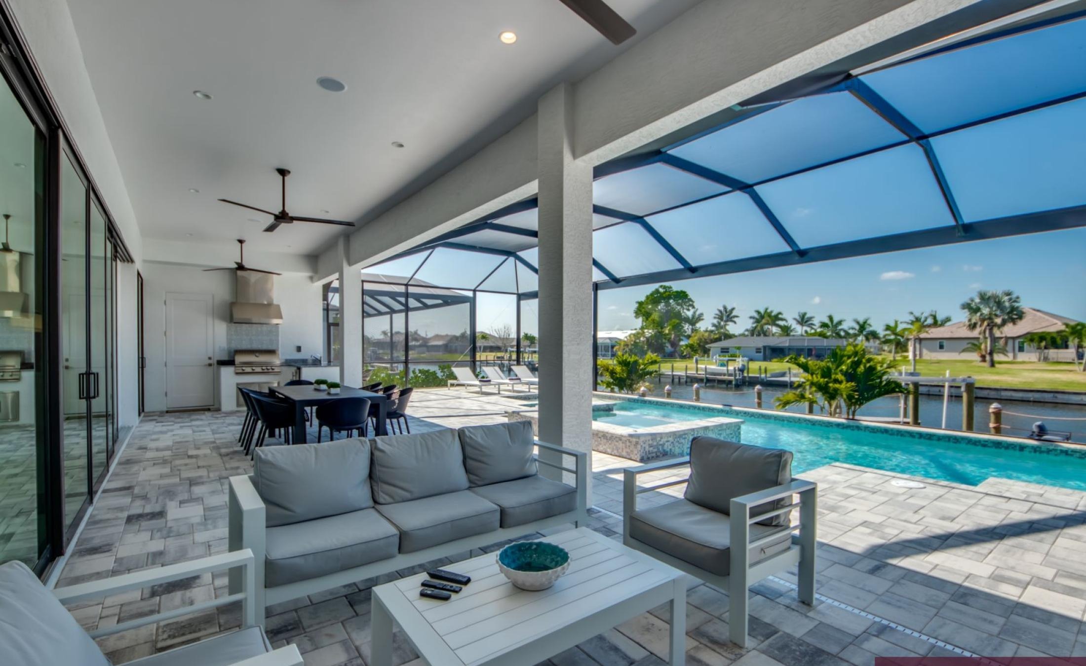 Sonniger Pool- und Spa-Bereich am Kanal mit Bootsdock und Bootslift.