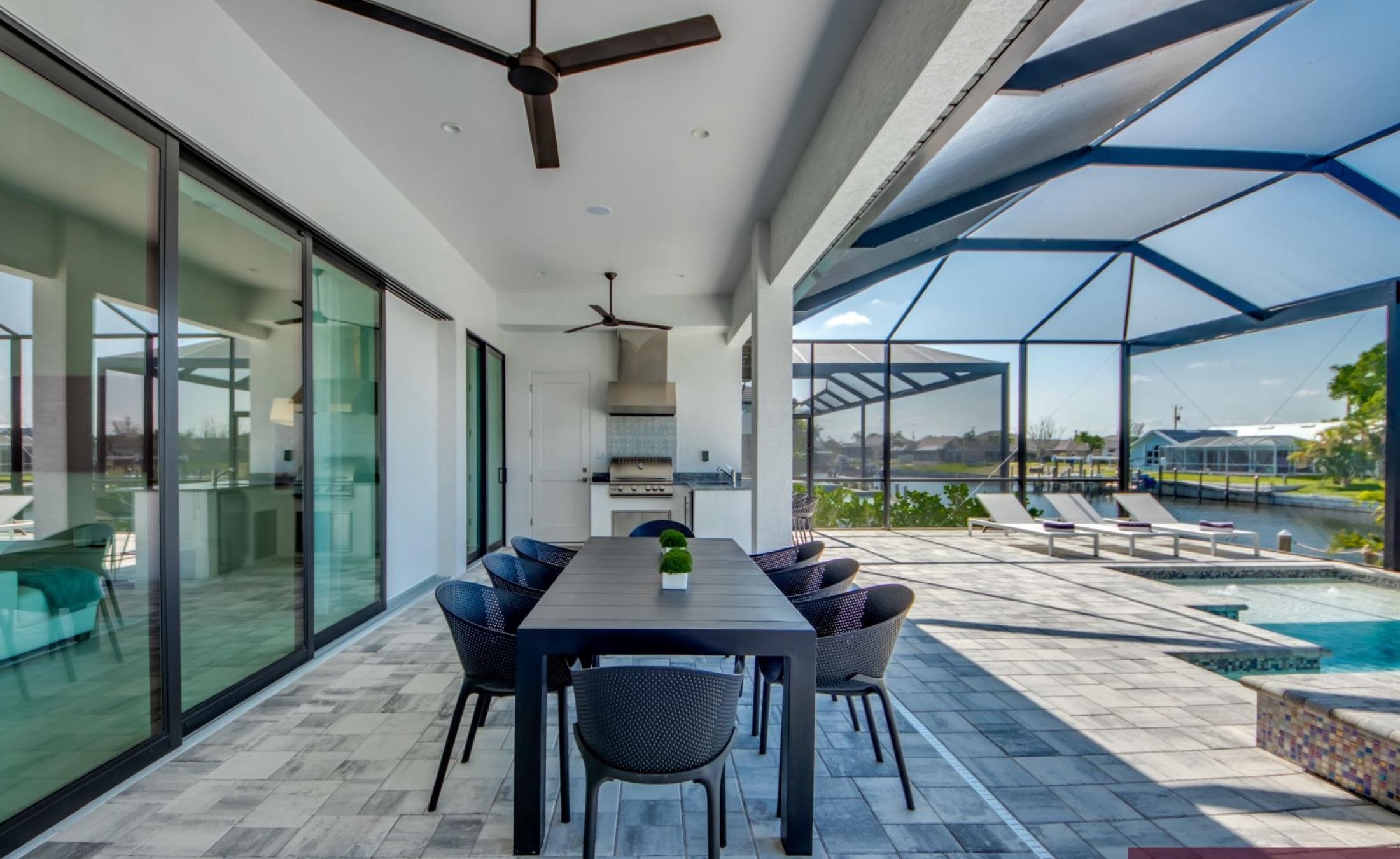 Elektrisch beheizbarer Pool mit Spa im Außenbereich.