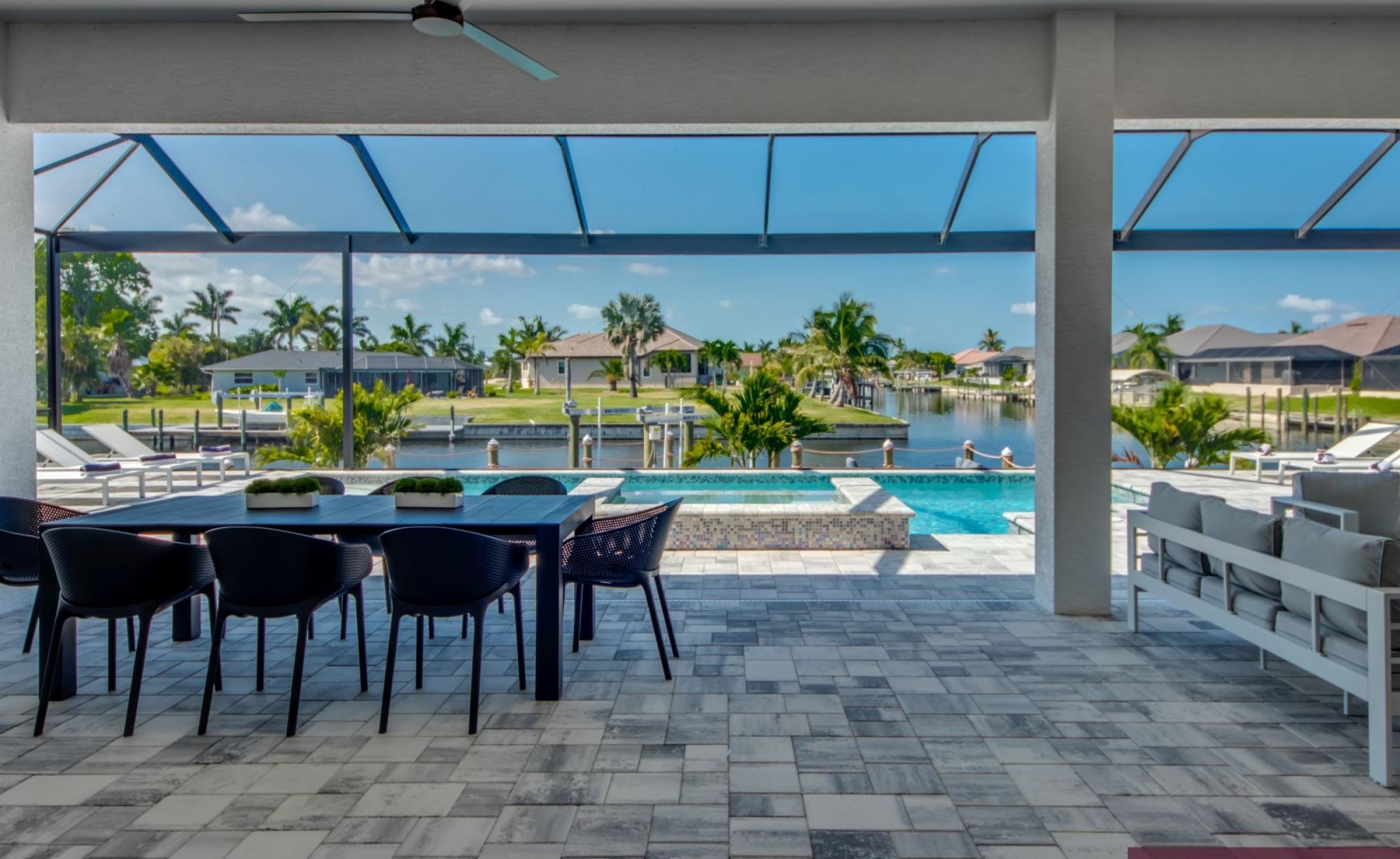 Beheizbarer Pool und Spa auf der Terrasse am Kanal mit Bootsdock und Bootslift.