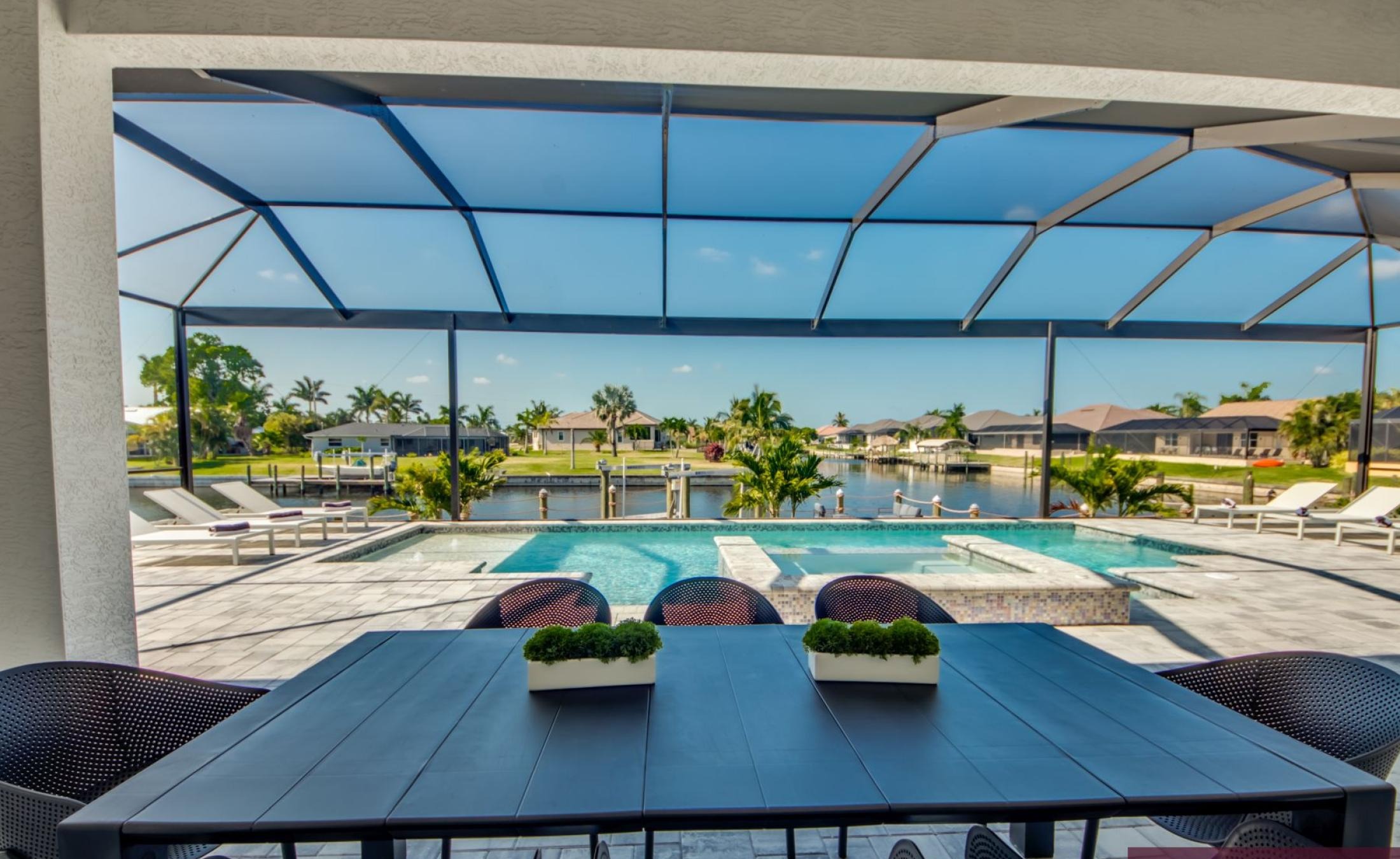 Beheizbarer Pool und Spa im Außenbereich am Kanal mit Bootsdock und Bootslift.