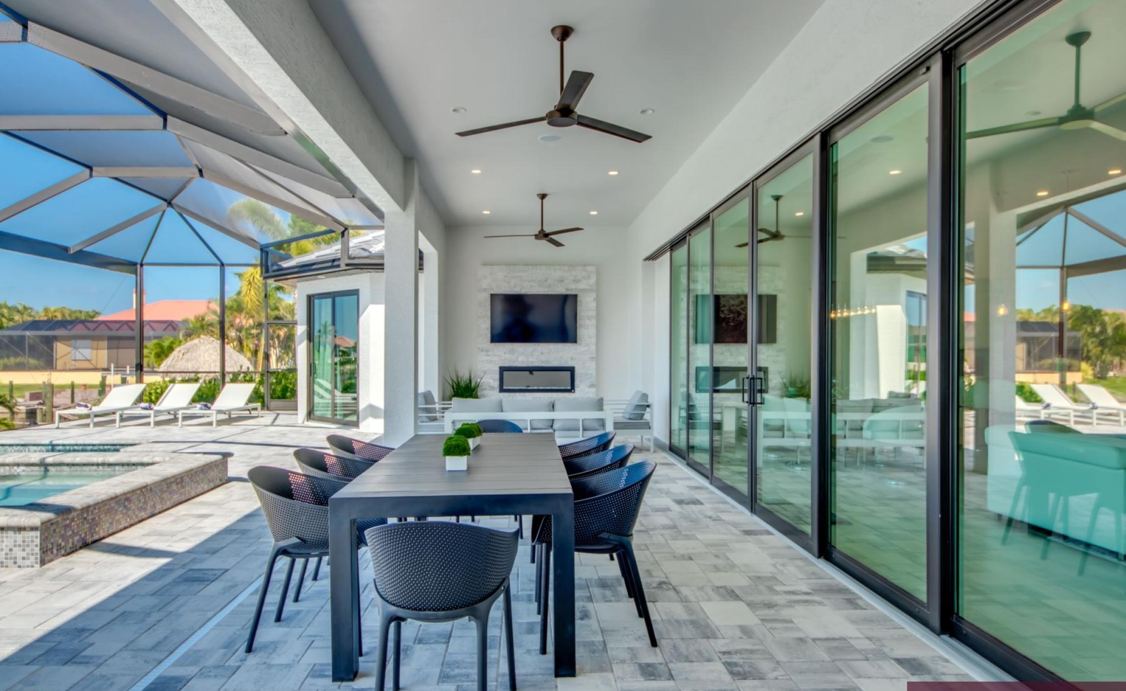 Beheizbarer Pool und Spa auf der Terrasse am Kanal mit Bootsdock und Bootslift.