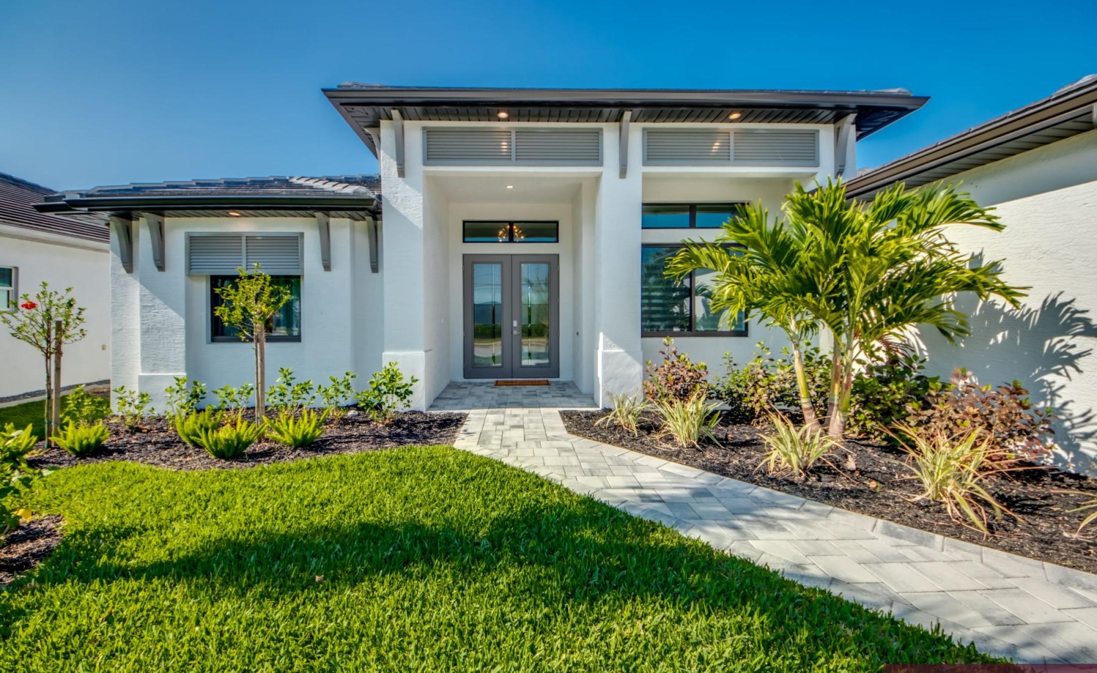 Sonnenlage am Kanal mit Pool, Spa, Bootsdock und Bootslift.