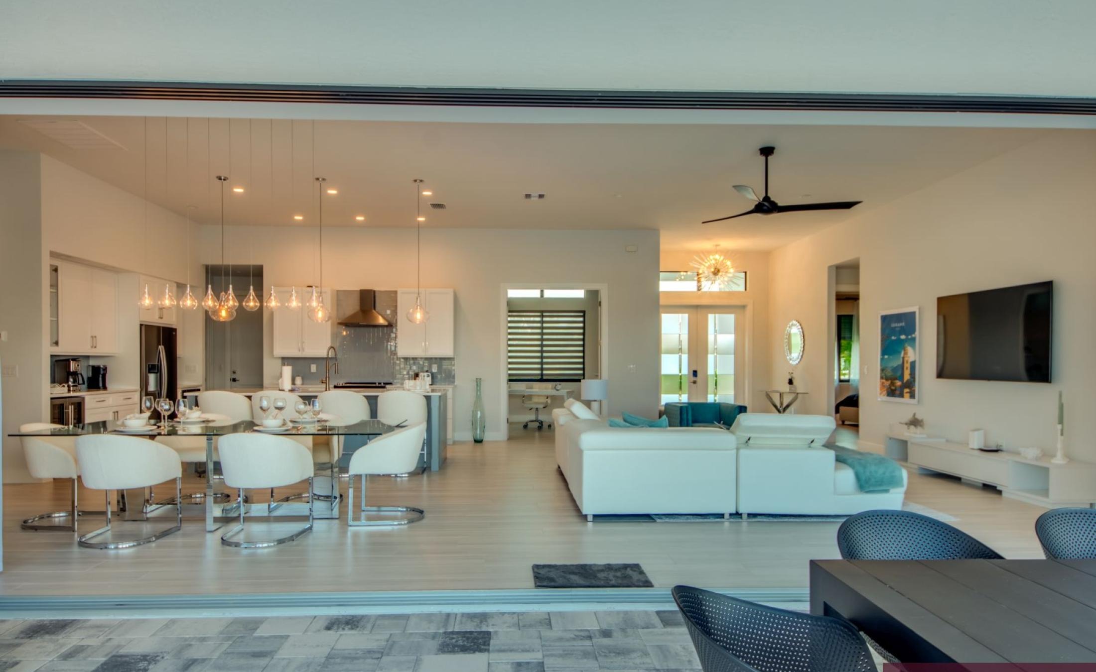 Elektrisch beheizbarer Pool und Spa im Außenbereich am Kanal mit Bootsdock und Bootslift.