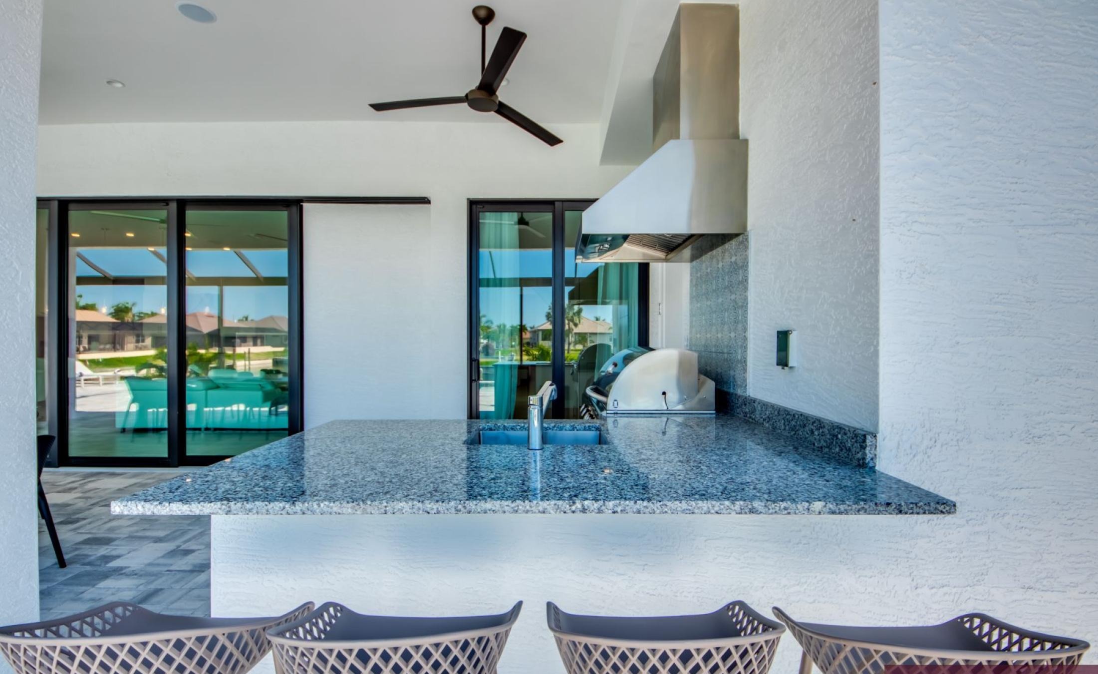 Beheizbarer Pool und Spa am Kanal mit Bootsdock und Bootslift.