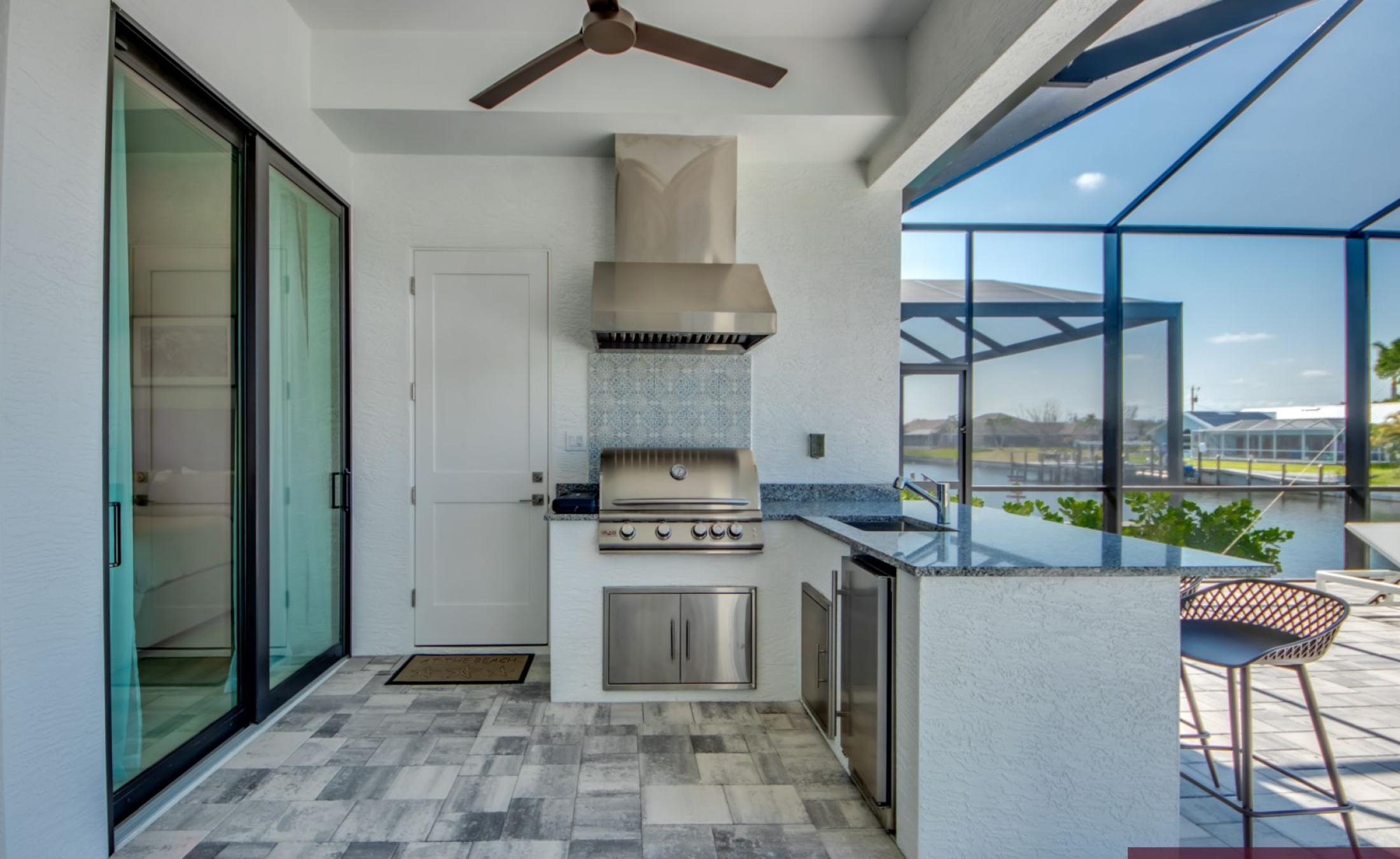 Beheizbarer Pool und Spa im Außenbereich am Kanal mit Bootsdock und Bootslift.