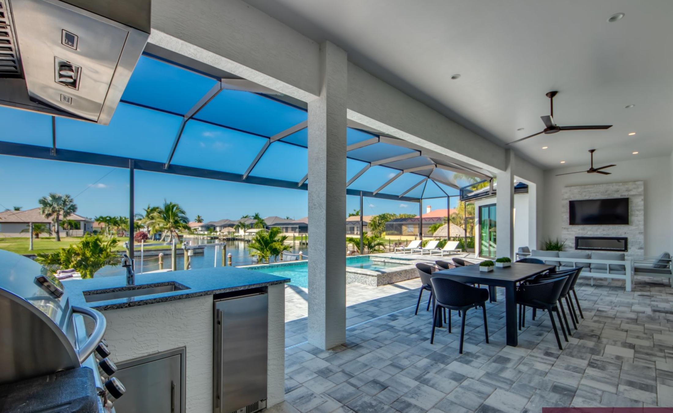 Außenbereich am Kanal mit Pool, Spa und Bootsdock.