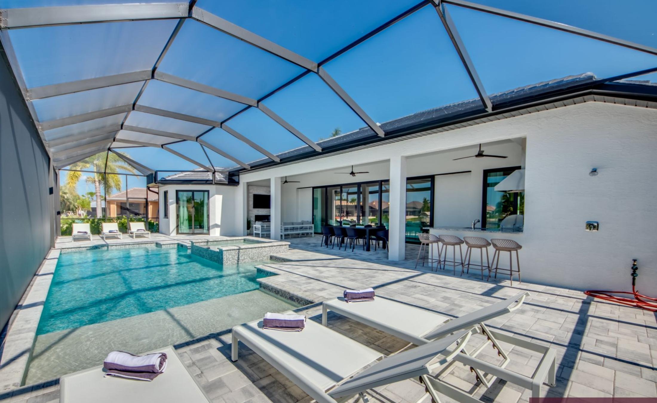 Beheizbarer Pool und Spa auf der Terrasse mit Blick auf den Kanal und Bootsdock.