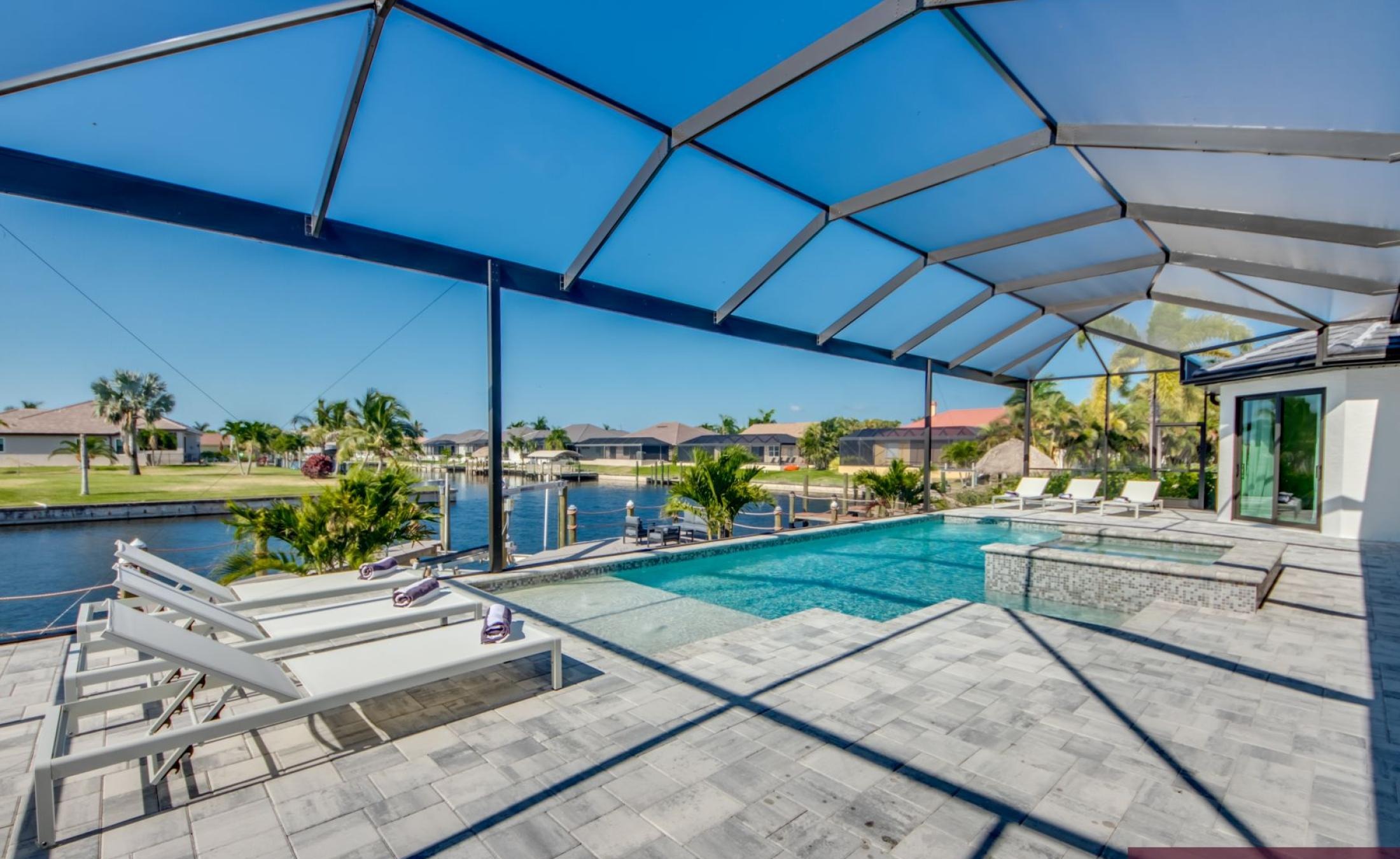 Beheizbarer Pool und Spa am Kanal mit Bootsdock und Bootslift.