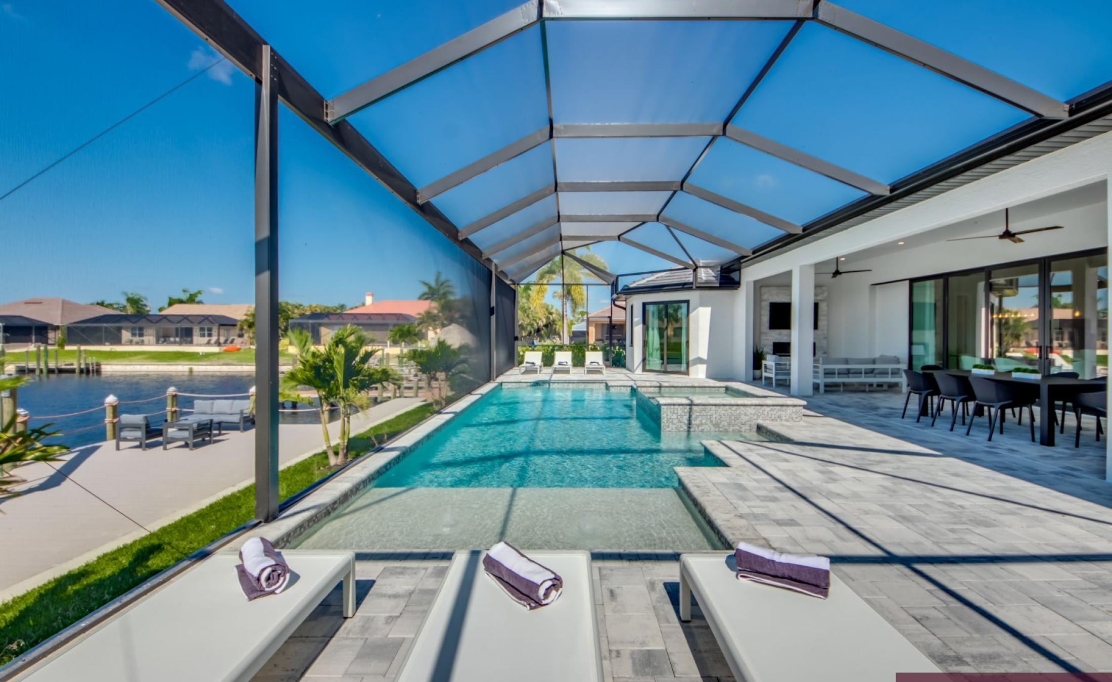 Beheizbarer Pool und Spa auf der Terrasse mit Blick auf den Kanal.