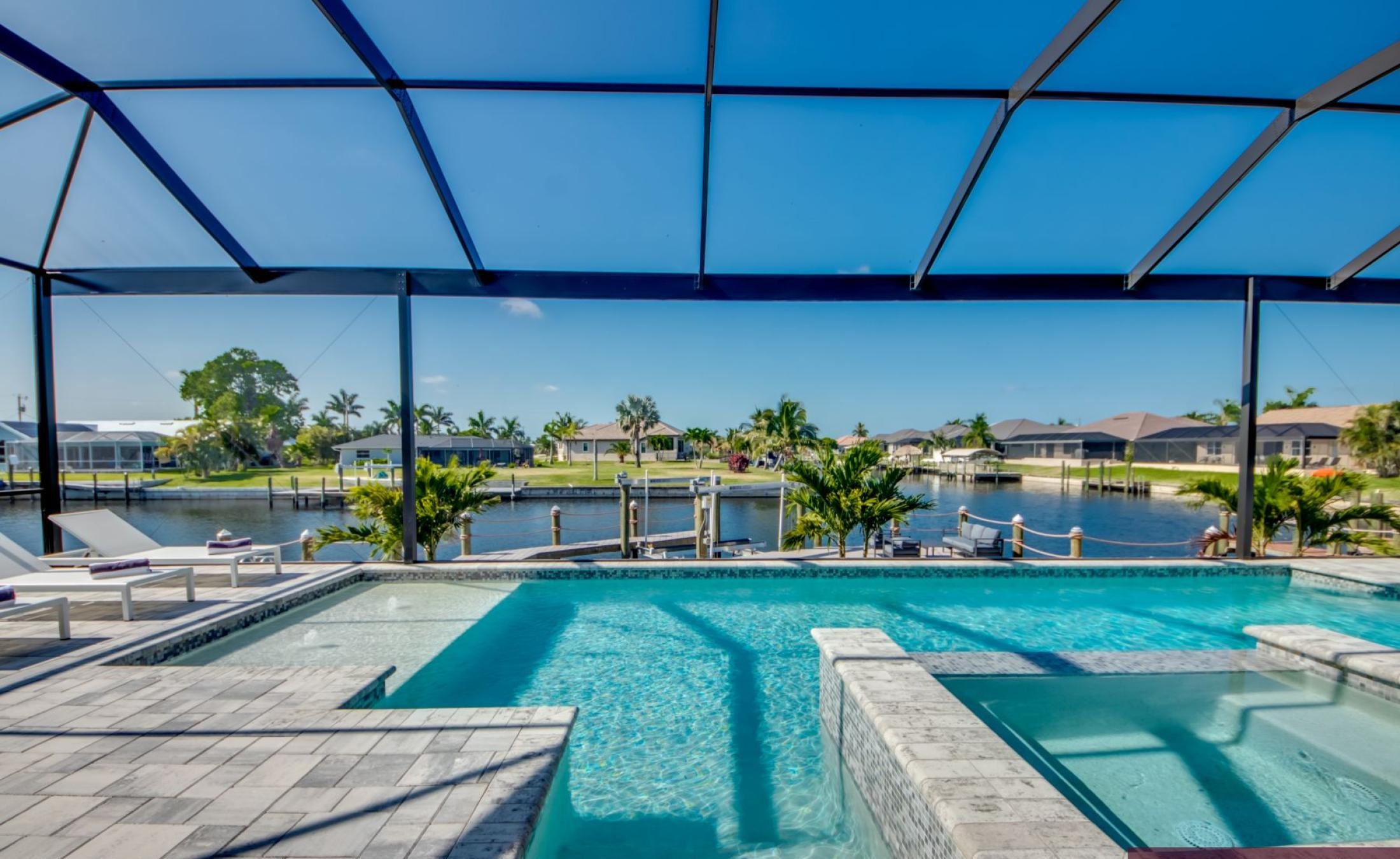 Beheizter Pool und Spa im Außenbereich am Kanal mit Bootsdock und Bootslift.