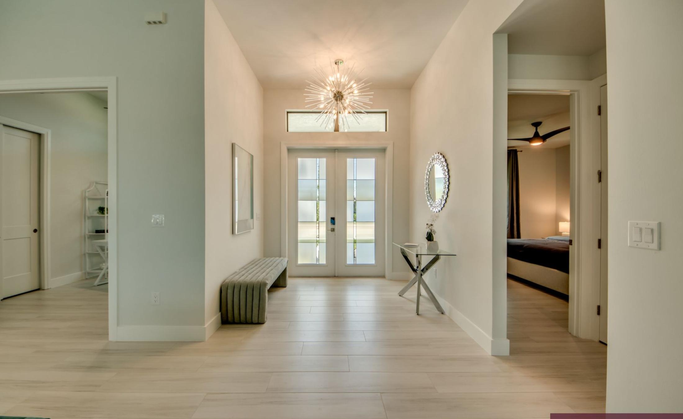 Beheizbarer Pool und Spa auf der Terrasse am Kanal mit Bootsdock und Bootslift.