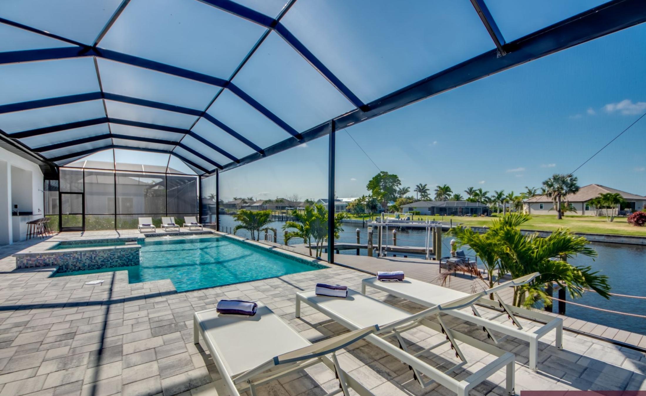 Beheizbarer Pool und Spa auf der Terrasse am Kanal mit Bootsdock und Bootslift.