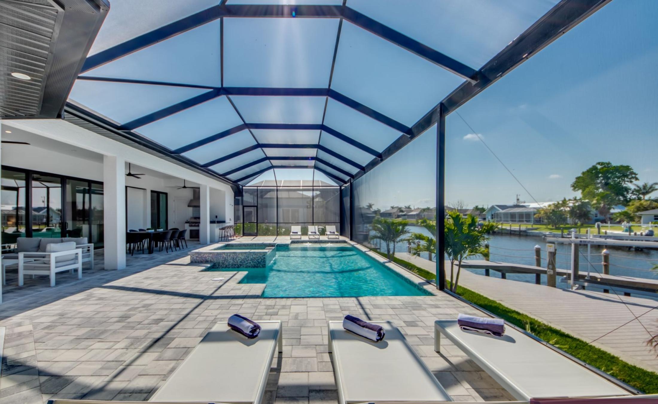 Beheizbarer Pool und Spa am Kanal mit Bootsdock und Bootslift.