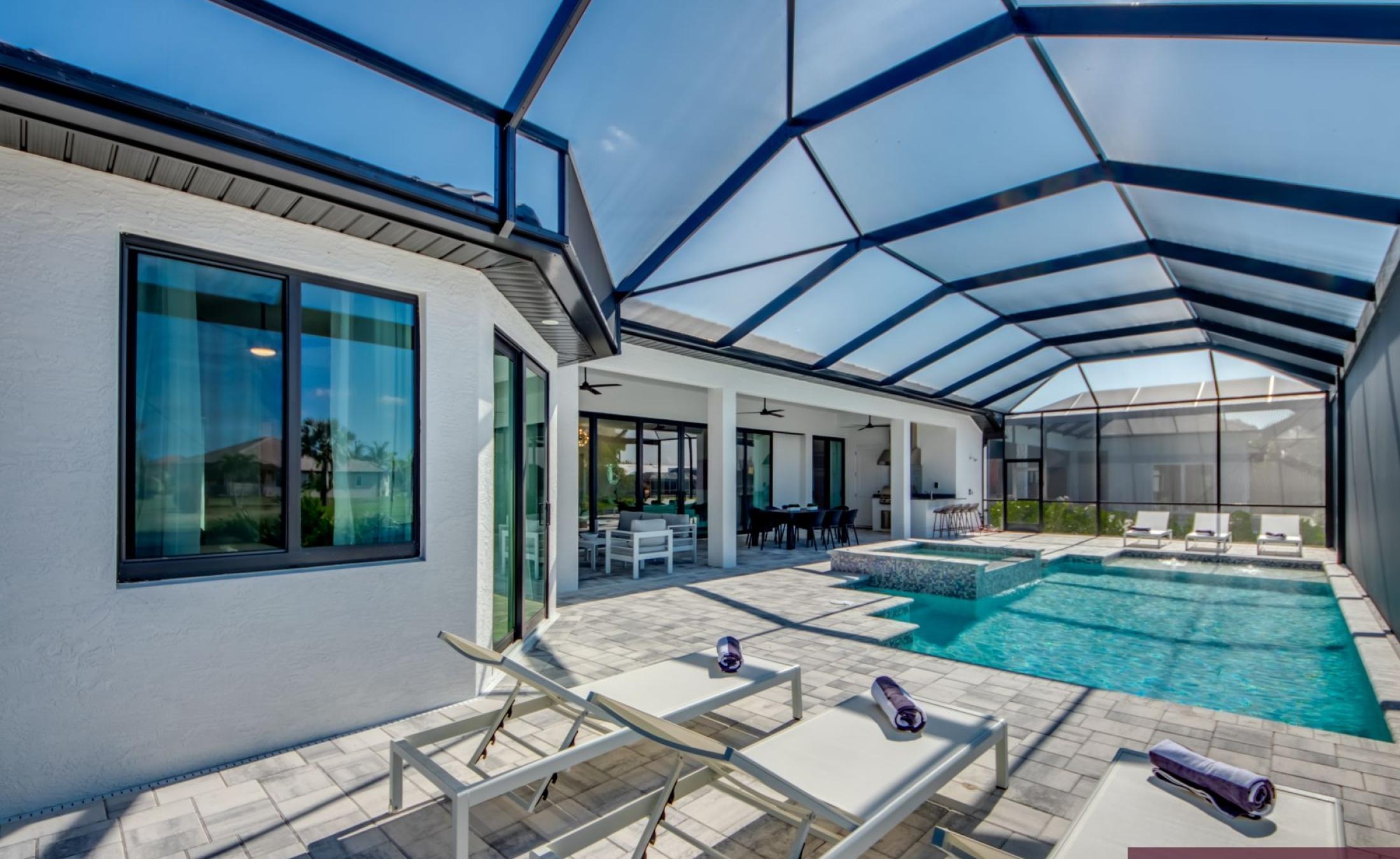 Südseitiger Pool- und Spa-Bereich am Kanal mit Bootsdock und Bootslift.