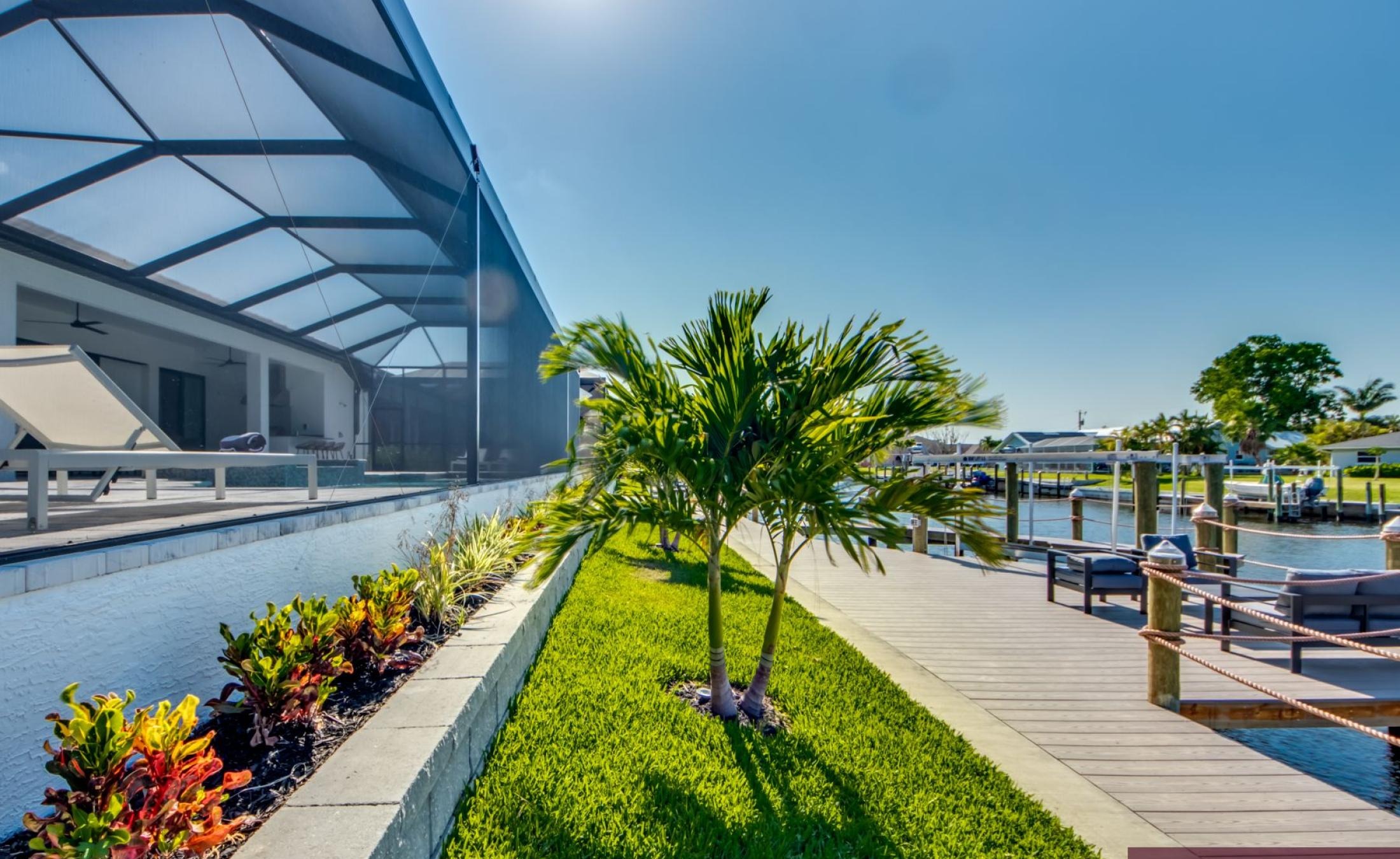 Beheizbarer Pool und Spa auf der Terrasse mit Blick auf den Kanal.