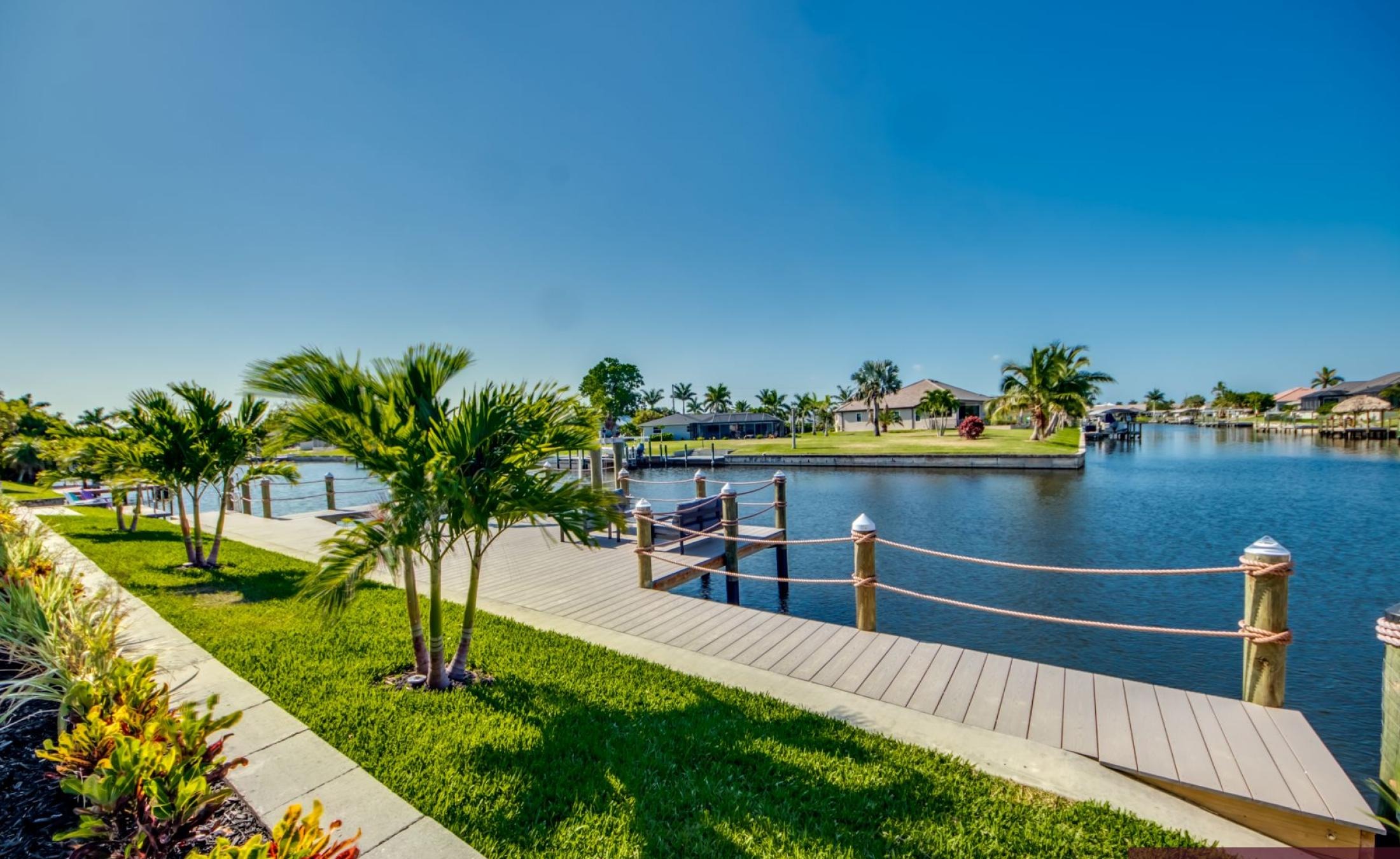 Beheizter Pool und Spa auf der Terrasse am Kanal mit Bootsdock und Bootslift.