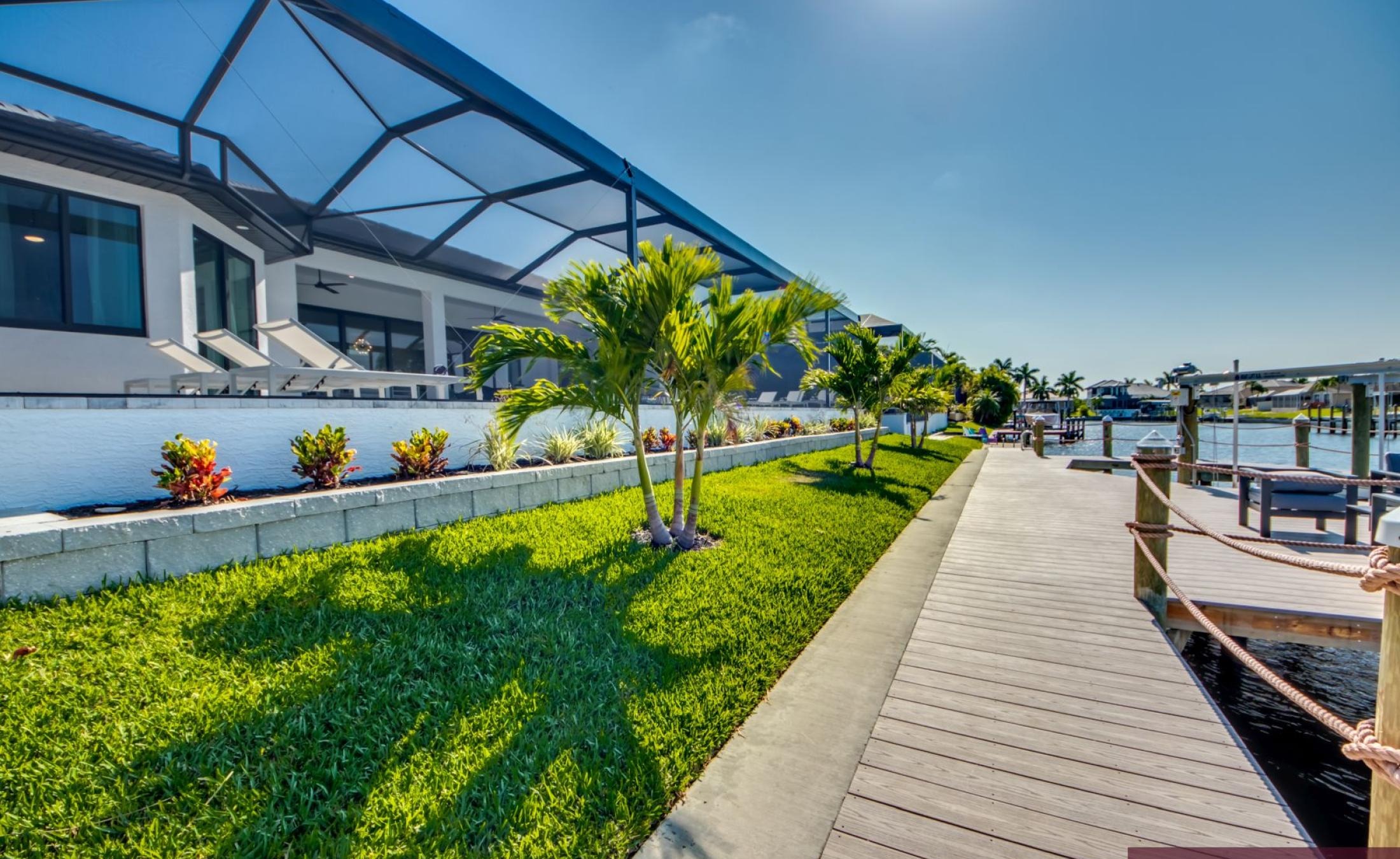 Beheizbarer Pool und Spa auf der sonnigen Terrasse am Kanal mit Bootsdock und Bootslift.
