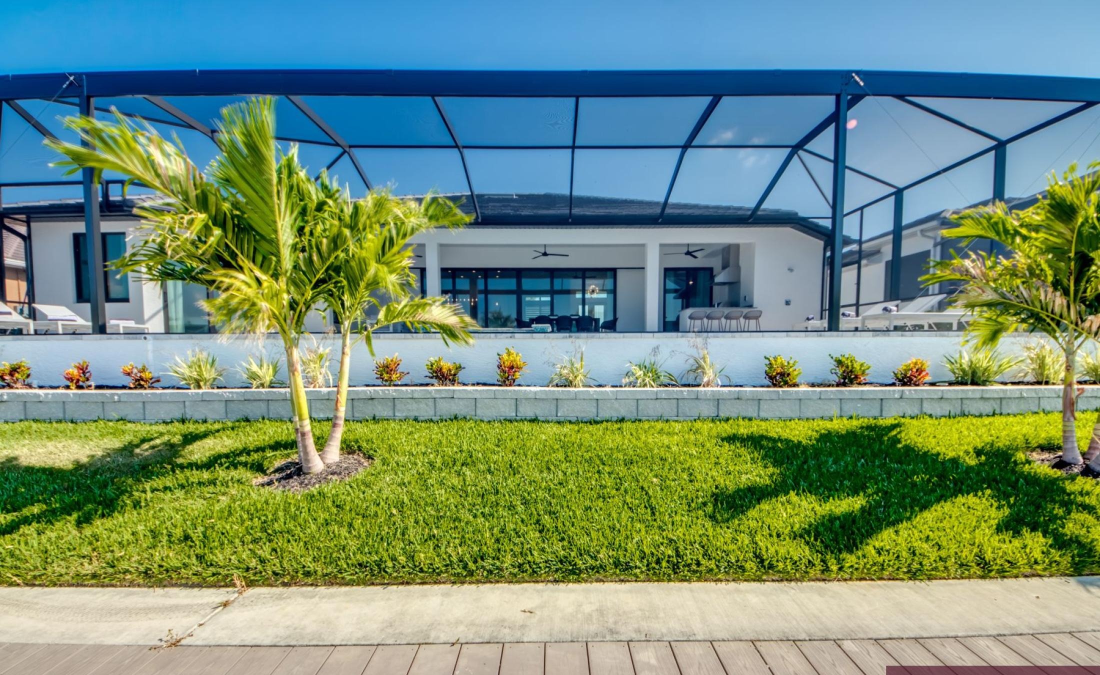 Beheizbarer Pool und Spa auf der Terrasse am Kanal mit Bootsdock und Bootslift.