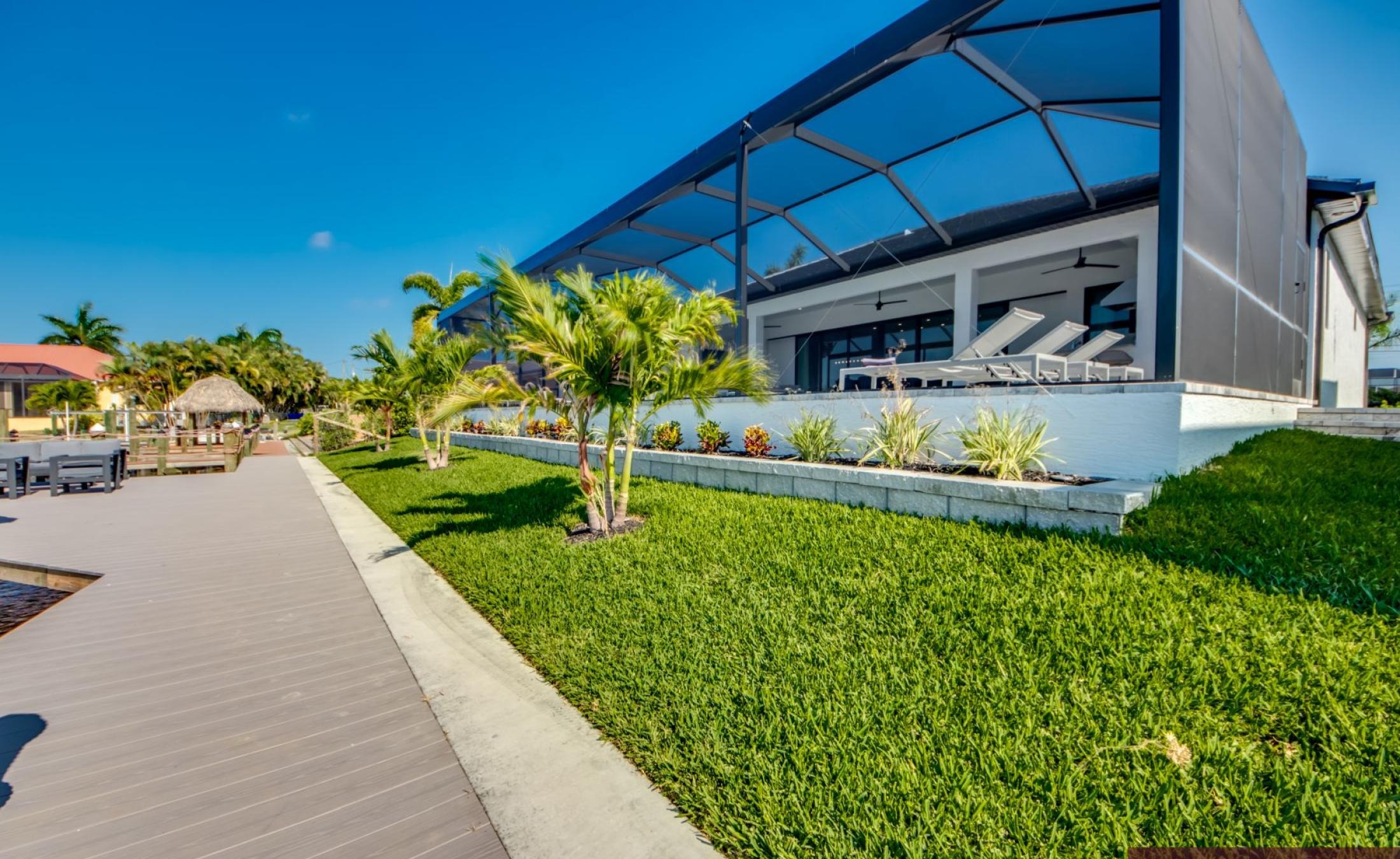 Beheizbarer Pool und Spa am Kanal mit Bootsdock und Bootslift.