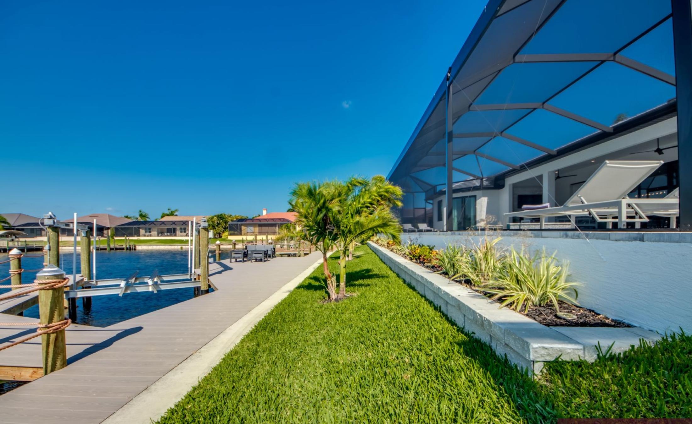 Elektrisch beheizbarer Pool und Spa im Außenbereich am Kanal mit Bootsdock und Bootslift.