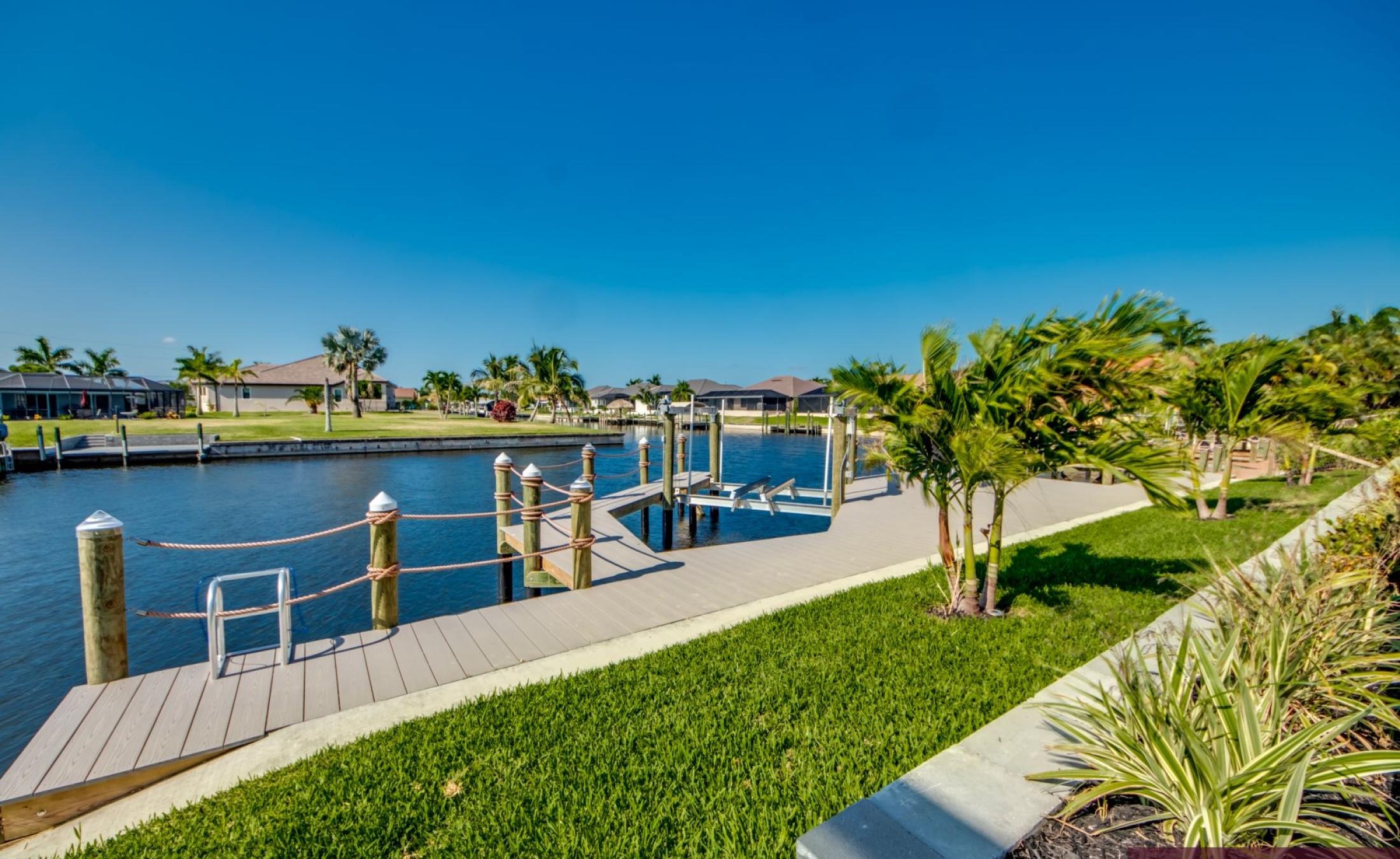 Beheizbarer Pool und Spa auf der Terrasse mit Blick auf den Kanal.