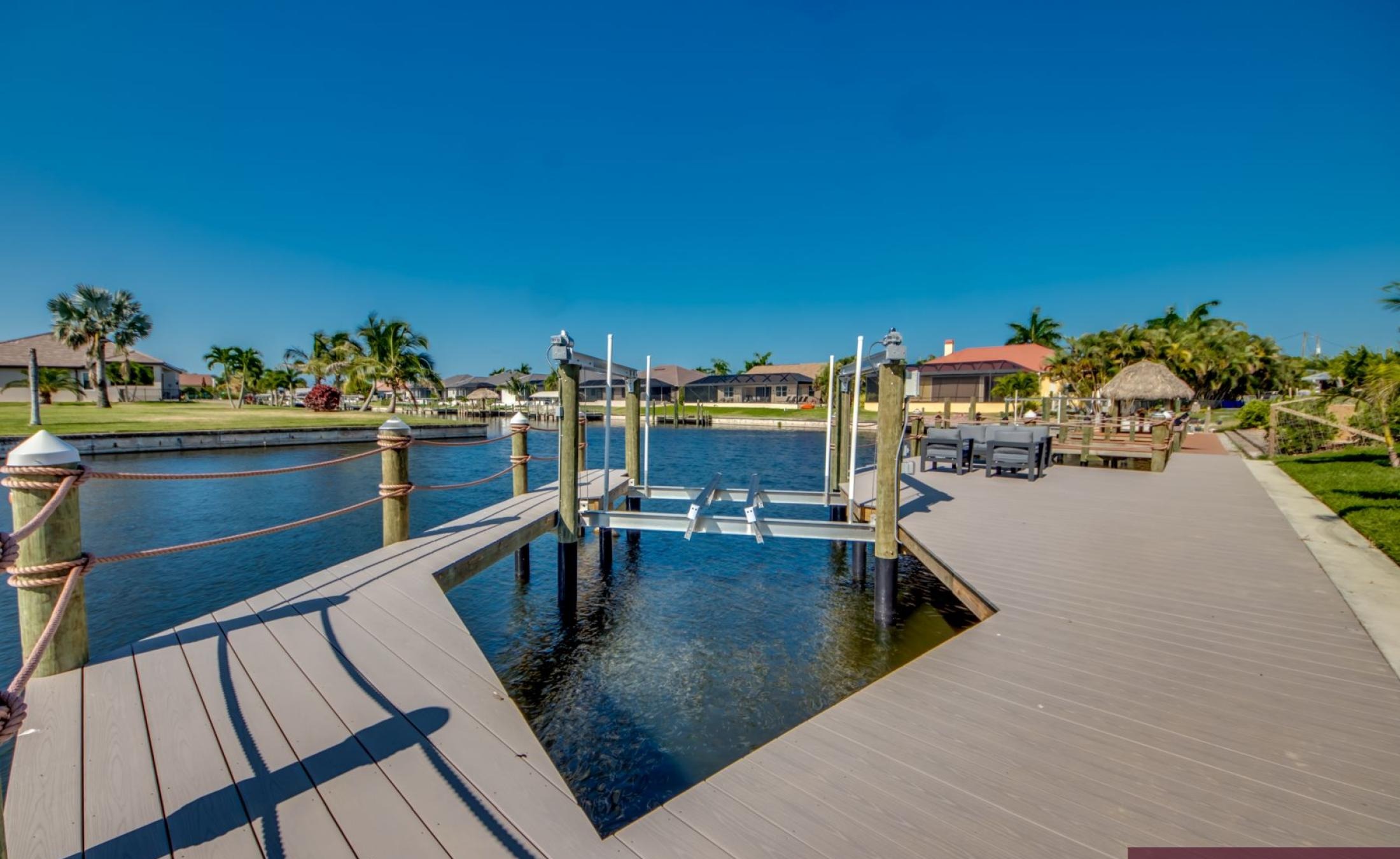 Beheizbarer Pool und Spa auf der Terrasse am Kanal mit Bootsdock und Bootslift.