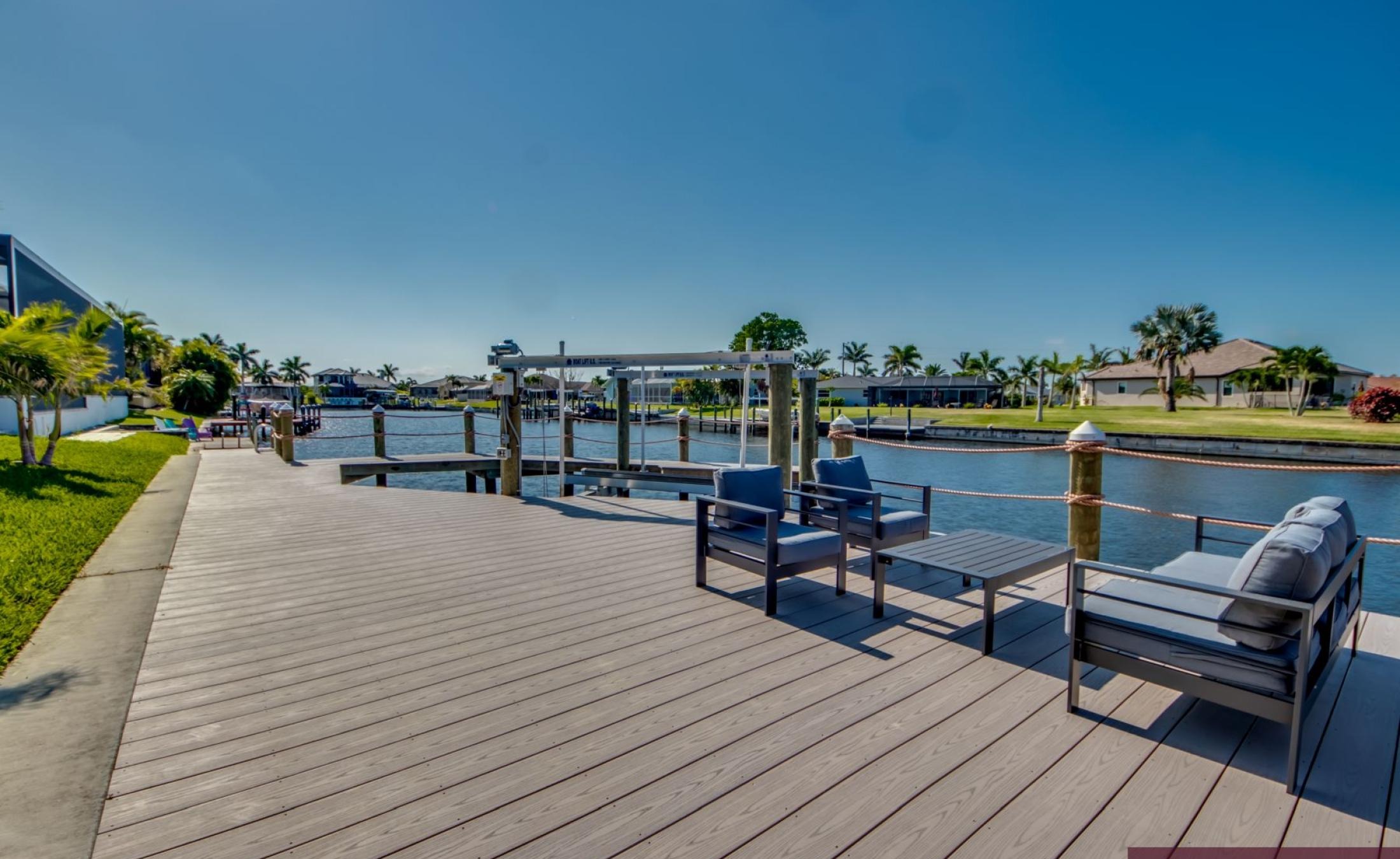 Beheizbarer Pool und Spa auf der Terrasse am Kanal mit Bootsdock und Bootslift.