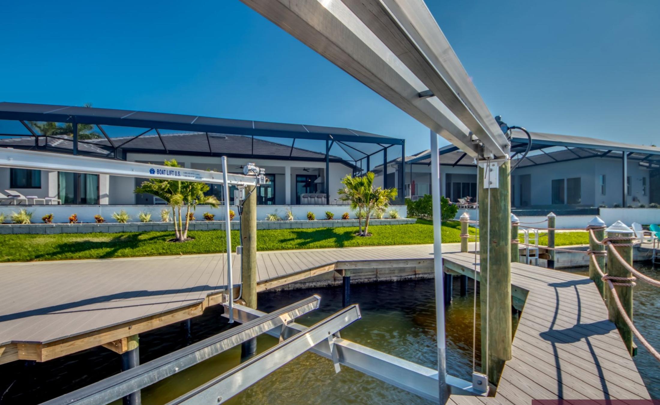 Beheizbarer Pool und Spa auf der Terrasse am Kanal mit Bootsdock und Bootslift.