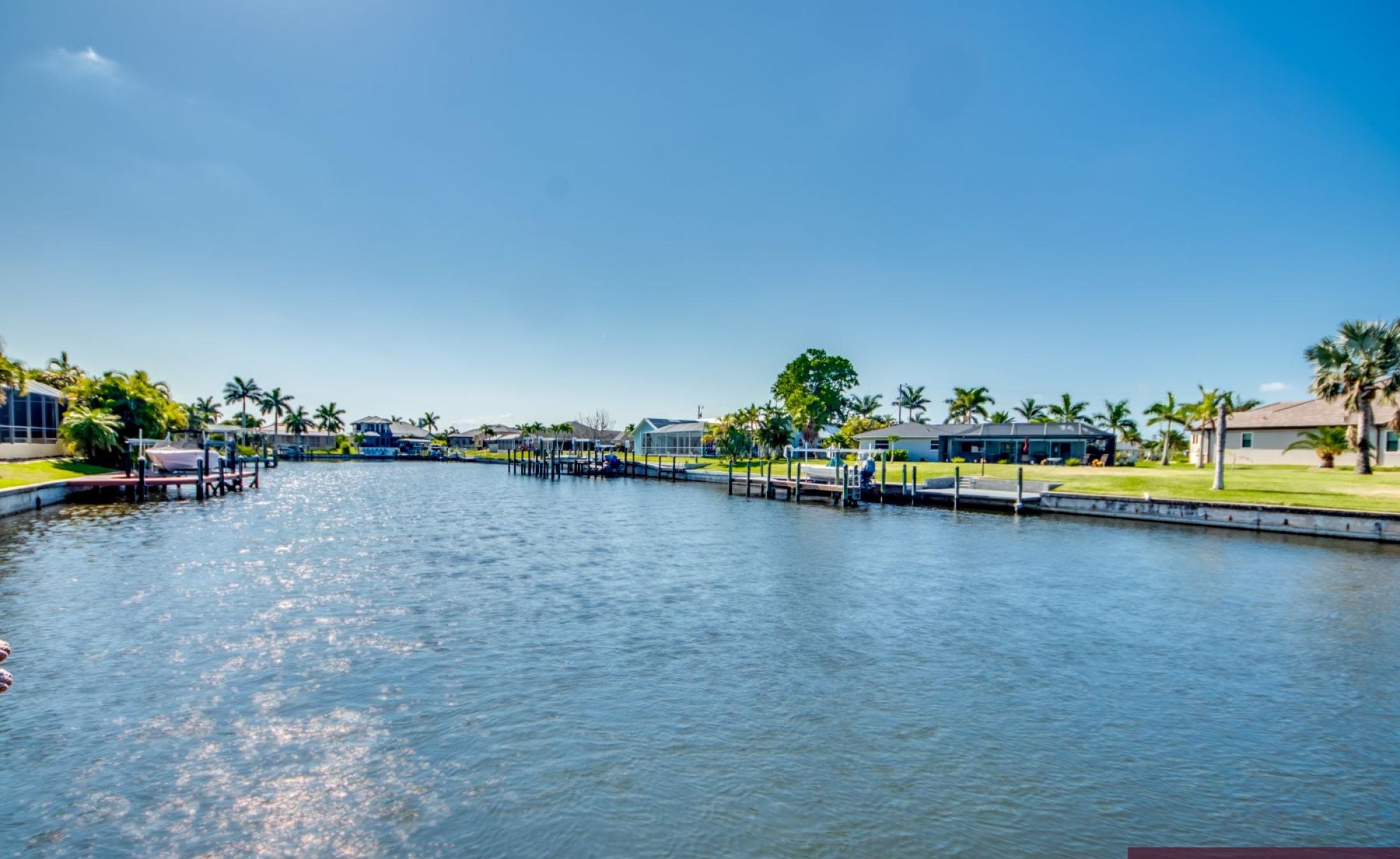 Beheizbarer Pool und Spa am Kanal mit Bootsdock und Bootslift.