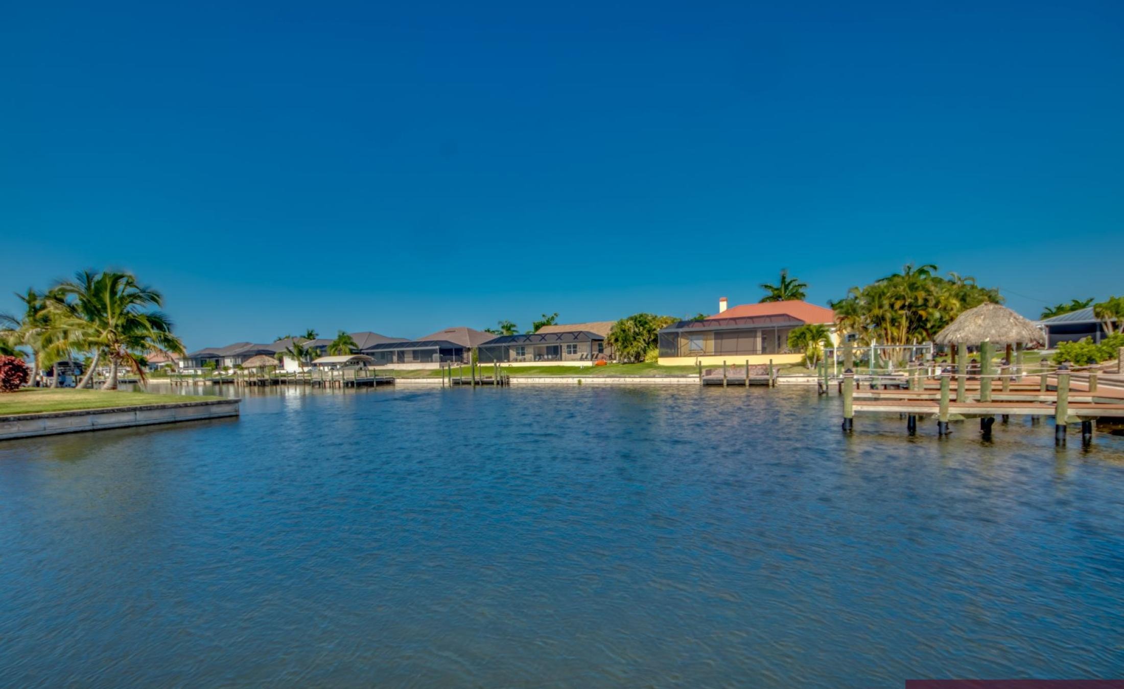 Beheizbarer Pool und Spa auf der Terrasse am Kanal mit Bootsdock und Bootslift.