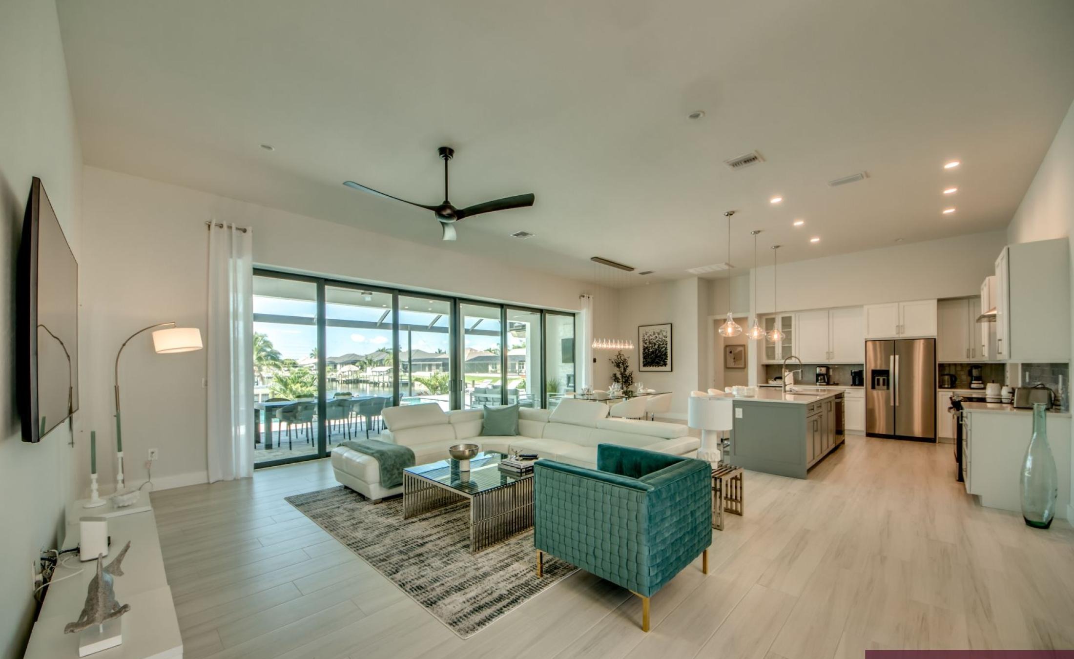 Beheizbarer Pool und Spa im Außenbereich mit Blick auf den Kanal.