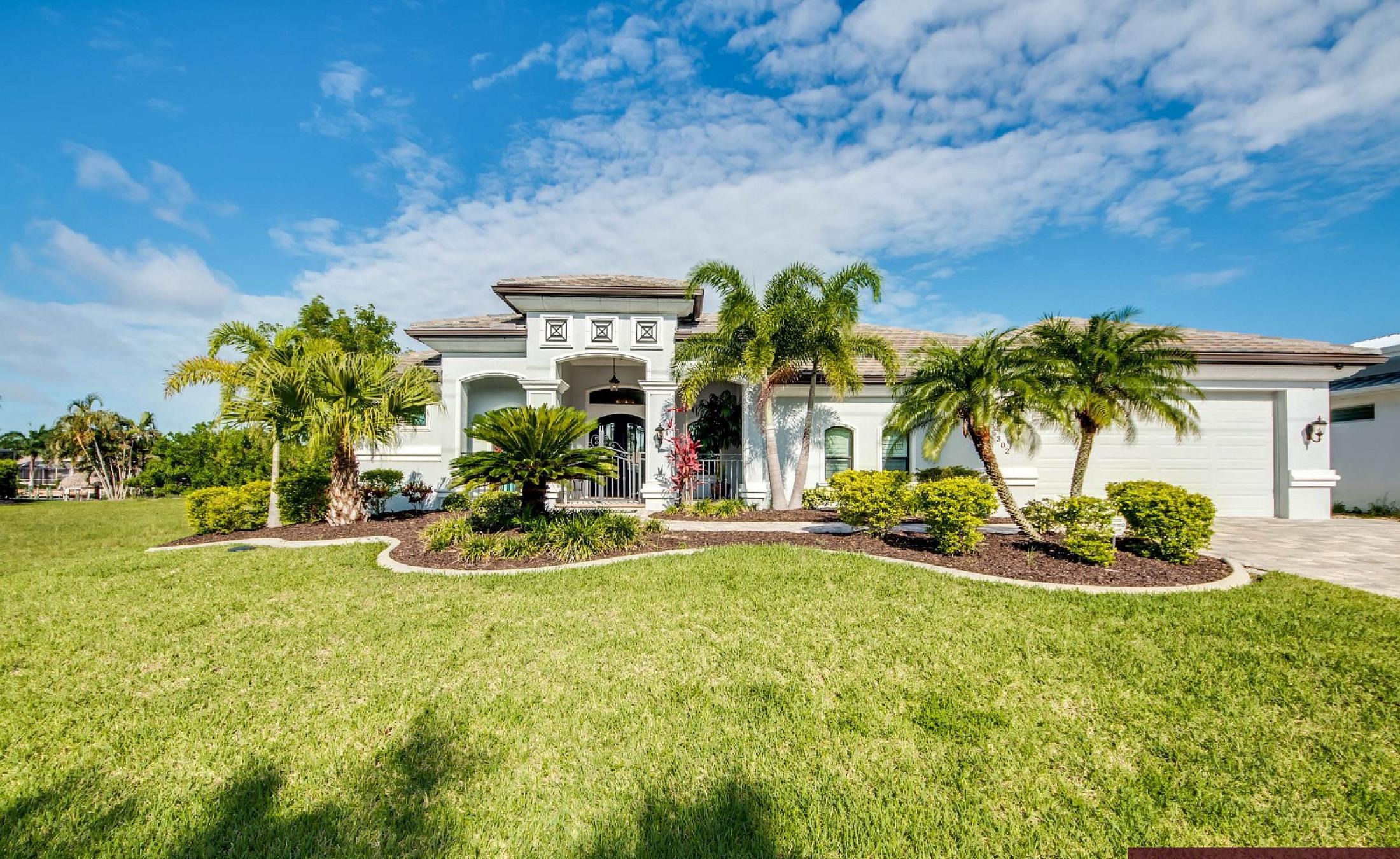 Villa am Wasser in Cape Coral mit privatem Bootsdock und beheiztem Pool mit Spa.