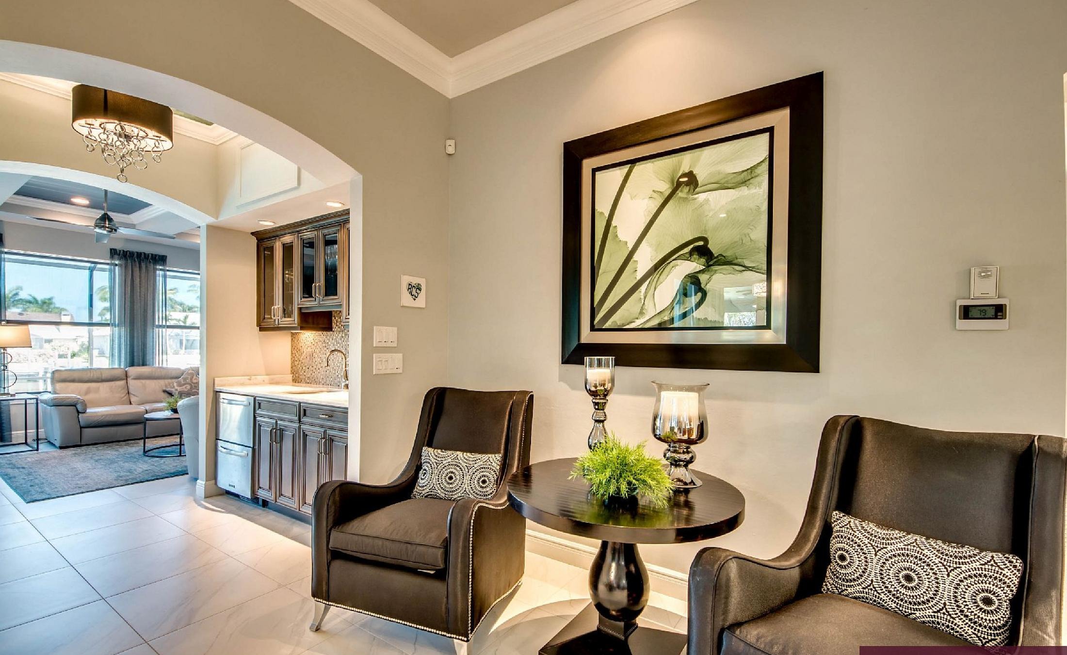 Elektrisch beheizter Pool mit Spa am Wasser und privatem Bootsdock.